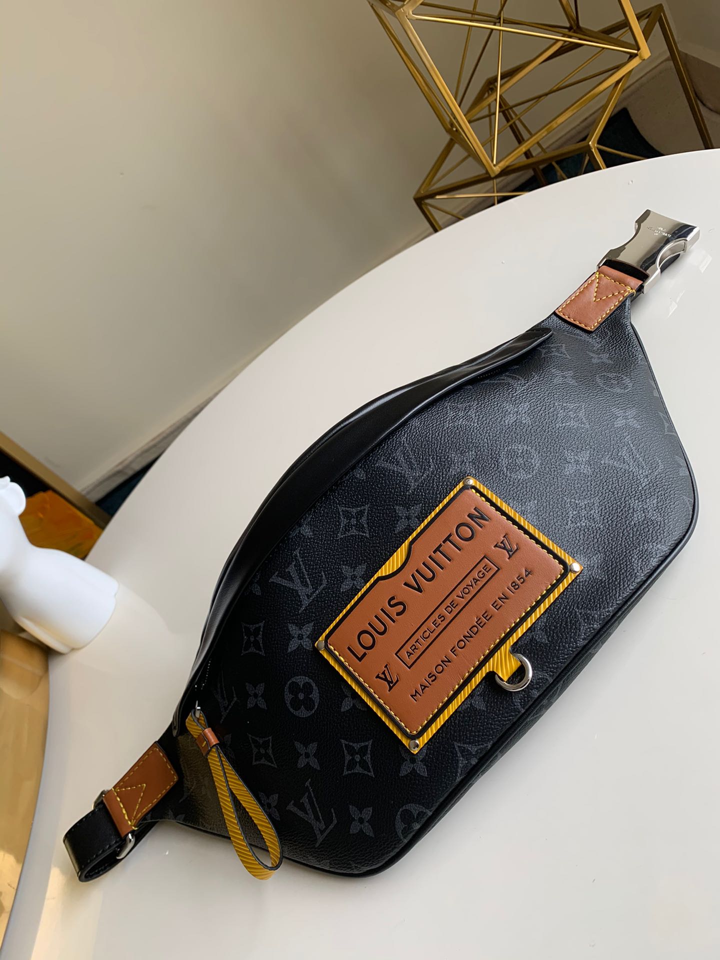 NO:395555,【Exclusive real photo M45220】Made from classic Monogram canvas, with a leather label, this waist bag can add a pure and fashionable and casual temperament to the sporty look. It can be used as a waist bag, or can be carried on one shoulder or crossbody, making it more fashionable and personal. Size 37.0 x 14.0 x 13.0 .,LV【Original Leather】,louis vuitton19860909【独家实拍M45220】由经典Monogram帆布裁制而成,饰 ”皮质贴牌,此款腰包可为运动造型增添纯正的时髦休闲气质.既可用作腰包,亦可单肩背挎或斜挎,更显时尚个性.尺寸37.0 x 14.0 x 13.0 .,LV【原厂皮】,louis vuitton,Bag
