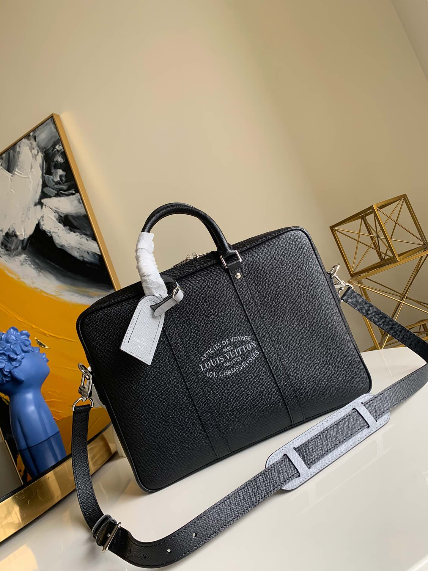 NO:395561,【Exclusive real shot M30365】Porte Documents Voyage briefcase uses Taga embossed leather to create neat lines, embellished with the 'Louis Malletier' stamp, an inner patch pocket and an outer bag to make the storage orderly. With two slim top handles and an adjustable leather shoulder strap, the gentleman's journey begins immediately. Detailed features 35.0x 27.0x 6.0 cm (Length x Height x Width) Black Taga Cowhide fabric lining cowhide silver metal parts adjustable leather shoulder strap magnetic buckle closure inner patch pocket outer patch pocket .1050,LV [Original leather],louis vuitton,louis vuitton,cowhide19860909【独家实拍M30365】Porte Documents Voyage 公文包以 Taga 压纹皮革塑造利落线条,点缀“Louis Malletier”图章,一个内贴袋和一个外袋令收纳井井有条.搭配两个纤细顶部手柄和一条可调节皮革肩带,绅士之旅即刻启程.详细特征35.0x 27.0x 6.0 cm (长x 高x 宽) 黑色Taga 牛皮织物内衬牛皮饰边银色金属件可调节皮革肩带磁扣开合内贴袋外贴袋 .1050,LV【原厂皮】,louis vuitton,louis vuitton,cowhide,Bag