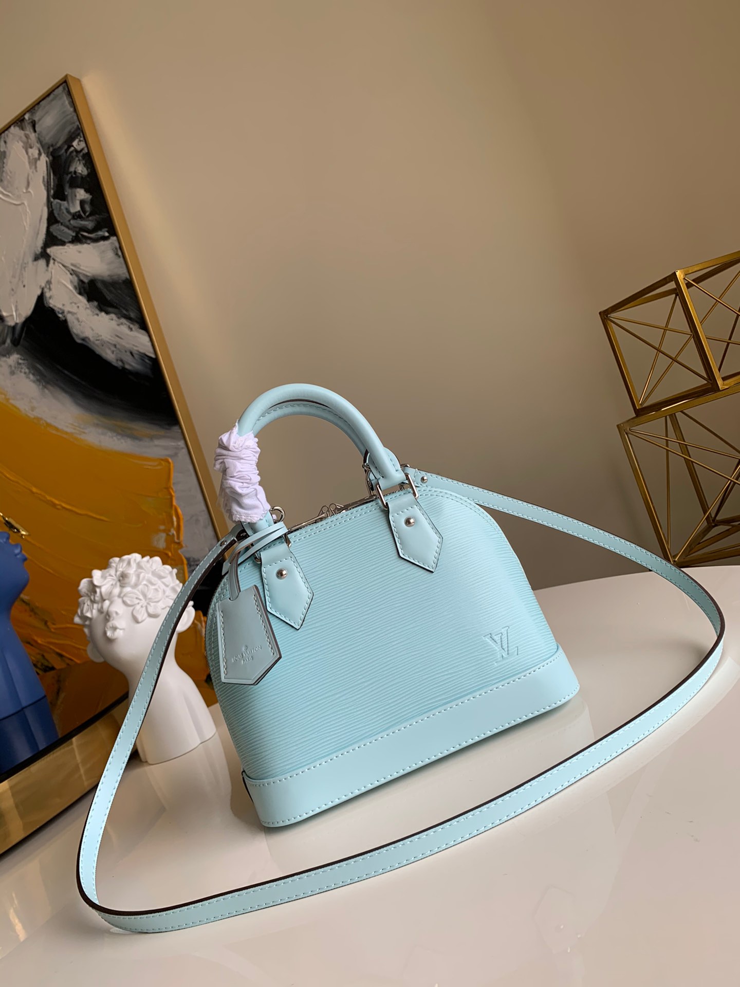 NO:395495,【Exclusive real photo M40302】 Water Rippled Alma BB Classic Bag. This small bag is easy to place keys, wallets, smartphones and lipsticks. The shoulder straps are removable for crossbody. The modern version of this bag continues its classic outline, with Epi leather, bright colors and inspiring. Light blue color. Size 25x19x11cm.,LV【Original Leather】,louis vuitton,wallets19860909【独家实拍M40302】 水波纹Alma BB 经典包款.此款小巧的包袋易于放置钥匙、钱包、智能手机和唇膏.可拆卸肩带,方便斜挎.此款包袋的现代版本延续了其经典轮廓,配以Epi 皮革,色彩明亮,振奋人心.颜色浅蓝.尺寸 25x19x11cm .,LV【原厂皮】,louis vuitton,wallets,Bag