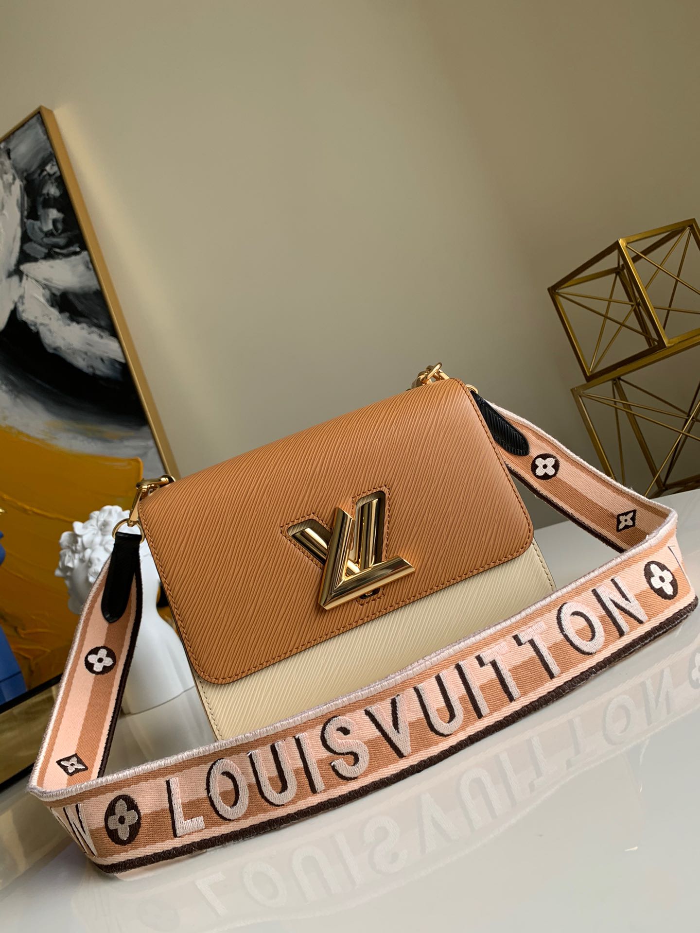 NO:395498,[Exclusive real photo M50282 webbing] This Twist medium-sized handbag is made of Epi leather, creating a precious choice for elegant evening wear. Size 23cm-18-8cm.,LV [original leather],louis vuitton19860909【独家实拍M50282织带】此款Twist中号手袋由Epi皮革裁制而成,打造优雅晚装造型的珍贵之选 尺寸23cm-18-8cm .,LV【原厂皮】,louis vuitton,Bag