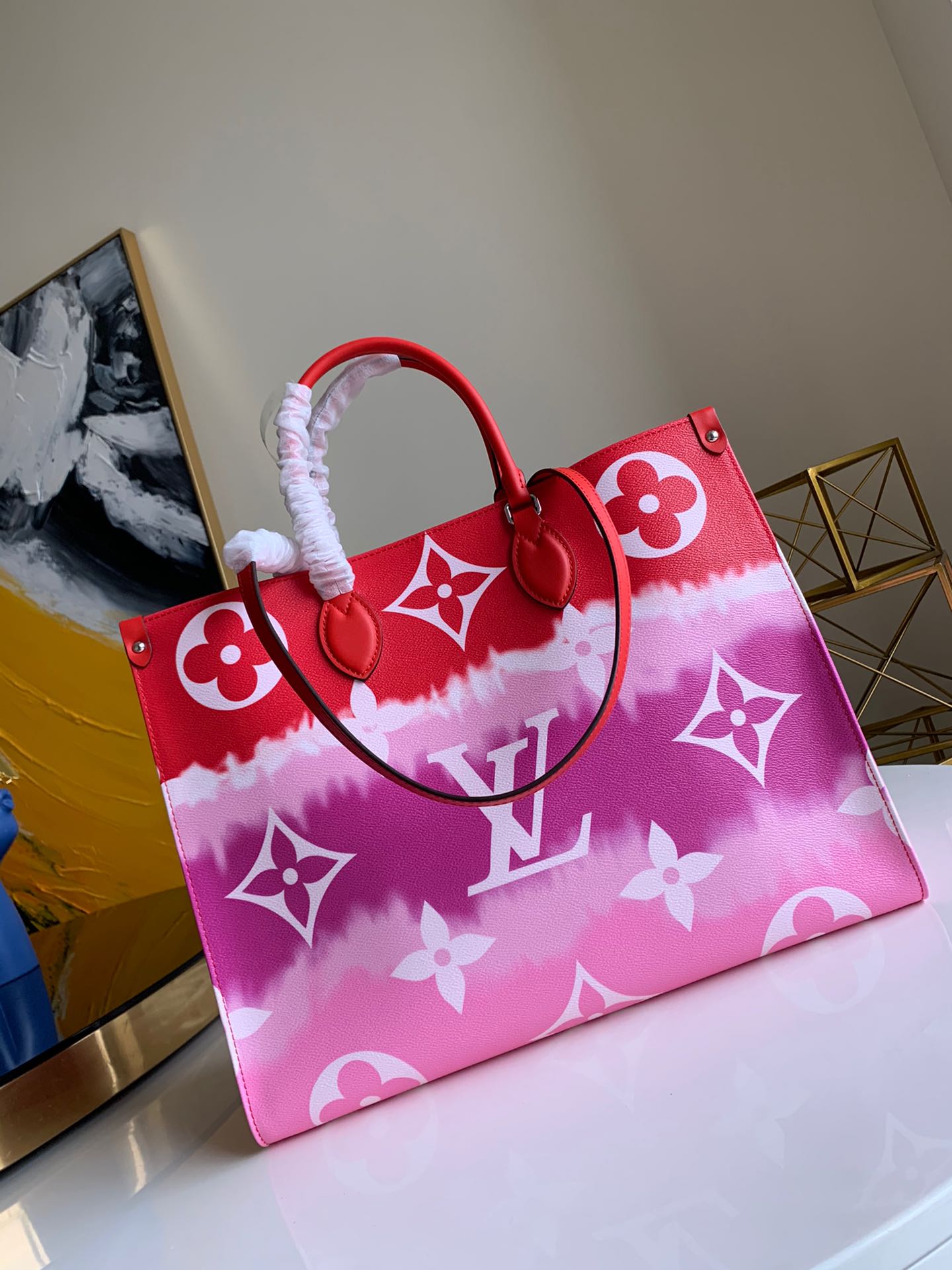 NO:395515,[Exclusive real photo M45121] Onthego large Tote bag follows the traditional Japanese twisting technology, knotting the fabric, folding it and dyeing it, showing the fresh beach fun expressed by the Escale series in summer. The shoulder straps and handles allow plenty of space to accompany you and meet daily needs. Size 41.0 x 34.0 x 19.0 cm.,LV [original leather],louis vuitton19860909【独家实拍M45121】Onthego 大号 Tote 包追随日本传统绞染工艺,将面料打结、折叠后染色,展现 Escale 系列于 夏季抒写的清新海滩意趣.肩带和手柄令充裕空间随行,满足日常所需.尺寸41.0 x 34.0 x 19.0 cm .,LV【原厂皮】,louis vuitton,Bag