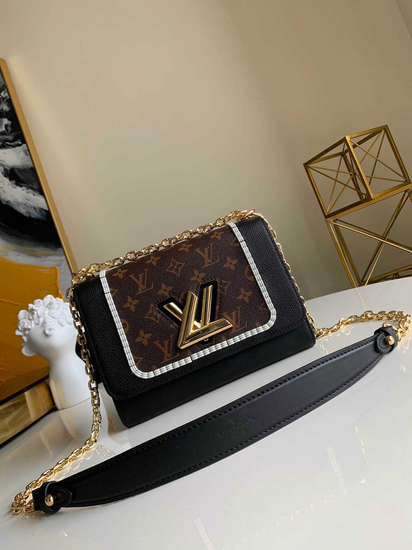 NO:395530,【Exclusive real shot M44837】M50282 Twist medium-sized handbag outlines the three-dimensional woven trim for Monogram canvas flap, and puts it into the arms of Monogram enthusiasts. The Twist twist lock and slide chain collision contrast with the simple and elegant tone. Size 23.0 x 17.0 x 9.5 cm.,LV [original leather],louis vuitton19860909【独家实拍M44837】M50282 Twist 中号手袋为 Monogram 帆布翻盖勾勒立体感编织饰边,投身 Monogram 爱好者怀抱.Twist 扭锁及滑链与素雅色调碰撞反差.尺寸23.0 x 17.0 x 9.5 cm .,LV【原厂皮】,louis vuitton,Bag
