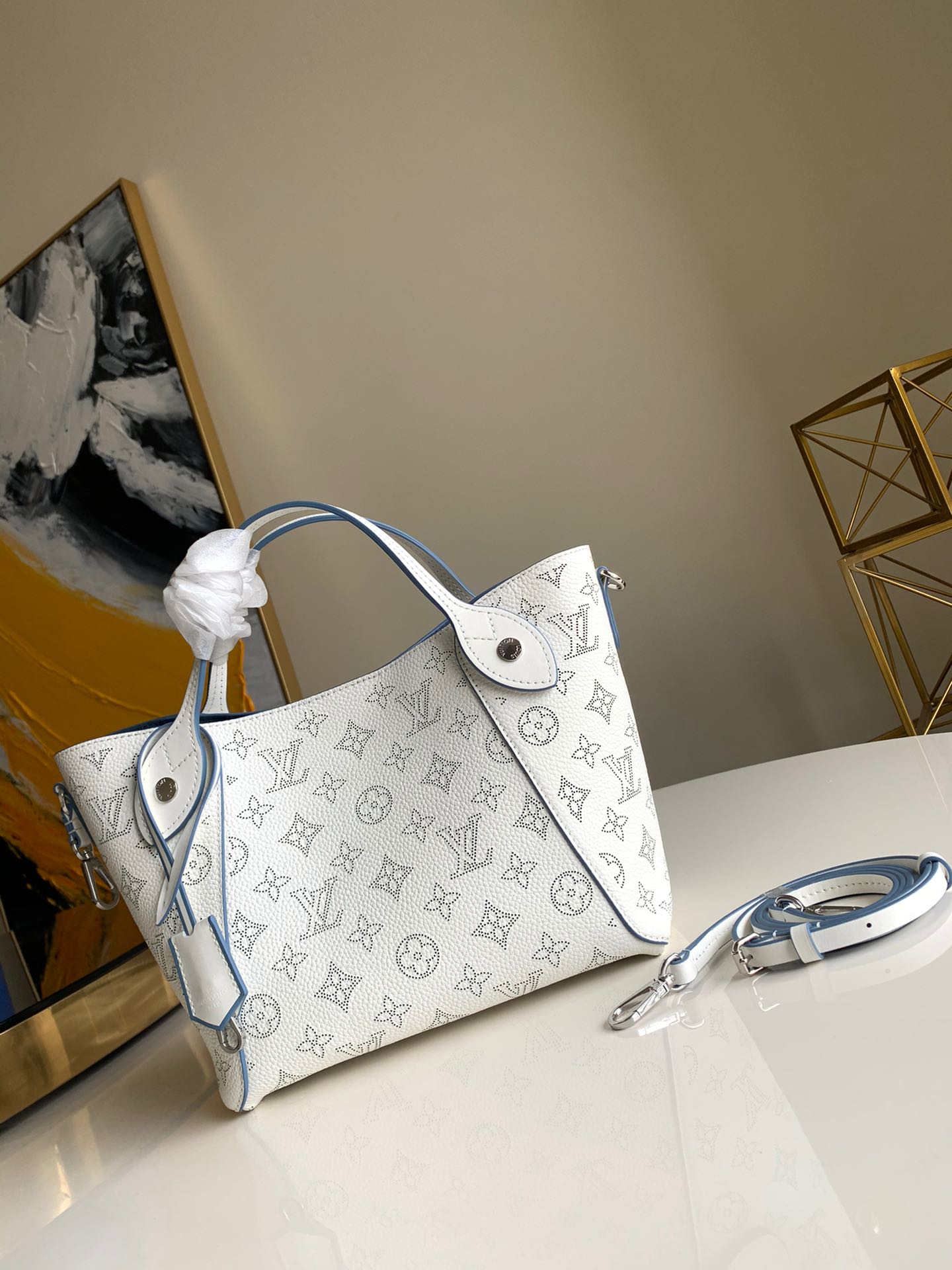 NO:395532,【Exclusive real photo M54350】54353 52795 Snow White Hina handbag with double design is equipped with a spring buckle in the middle, which is foldable and stretchable, and can be easily switched between the Tote handbag and the modern bucket bag. It is cut from calf leather and decorated with carved decoration, lightweight and comfortable, ideal for daily carrying. Small size, equipped with a removable bag strap for convenient crossbody. Size: 34x18.5x13cm. .900, LV [original leather], louis vuitton, cowhide19860909【独家实拍M54350】54353 52795雪白色采用双重设计的Hina手袋包身正中配有弹簧扣,可折叠,可伸展,在Tote手袋与摩登水桶包之间自如切换.由小牛皮裁制而成并采用镂花装饰,轻质而舒适,日常背携的理想之选.小号尺寸,配有一条可拆卸包带,方便斜挎.size:34x18.5x13cm. .900,LV【原厂皮】,louis vuitton,cowhide,Bag