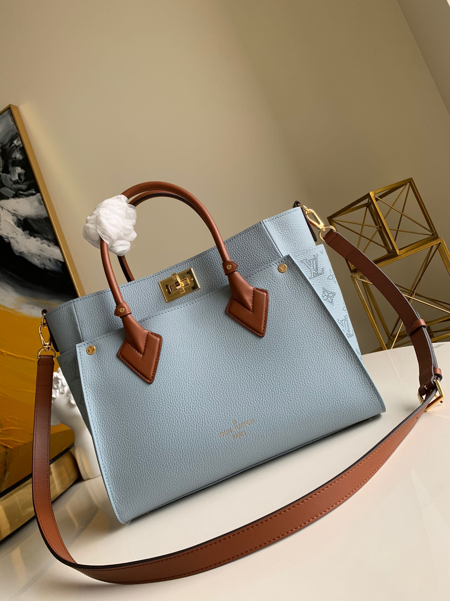 NO:395534,【Exclusive real photo M55802 light blue】 M55802 On My Side handbag is fine-grained calfskin spliced ​​Nappa Softy leather, implicitly embellished Monogram tufts. The square design brings spacious space, which can accommodate daily needs in one fell swoop. Size 30.5 x 24.5 x 14.0 cm.1050,LV【original leather】,louis vuitton,cowhide19860909【独家实拍M55802浅兰色】 M55802 On My Side 手袋为细粒面小牛皮拼接 Nappa Softy 皮革,含蓄点缀 Monogram 簇绒.方形设计带来宽敞空间,一举容纳日常所需.尺寸30.5 x 24.5 x 14.0 cm .1050,LV【原厂皮】,louis vuitton,cowhide,Bag