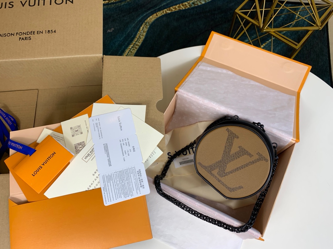 NO:395941,[Exclusive real photo M45280 with high-quality packaging] BOURSICOT BC handbag brand new Boursicot Bote Chapeau handbag interpretation Nicolas Ghesquière is a pocket theme for the spring and summer series. The exquisite configuration of the retro coin clip is made of Giant Monogram Reverse canvas, matched with a craftsmanship and closure design, adding color to the shape. Size: 15x14x11cm.,LV [original leather],louis vuitton,versace19860909【独家实拍M45280配精品包装】BOURSICOT BC 手袋全新 Boursicot Bote Chapeau 手袋演绎 Nicolas Ghesquière 为 春夏系列抒写的袖珍主题.源自复古钱夹的精巧构型取材 Giant Monogram Reverse 帆布,搭配工致开合设计,为造型添彩.size:15x14x11cm .,LV【原厂皮】,louis vuitton,versace,Bag