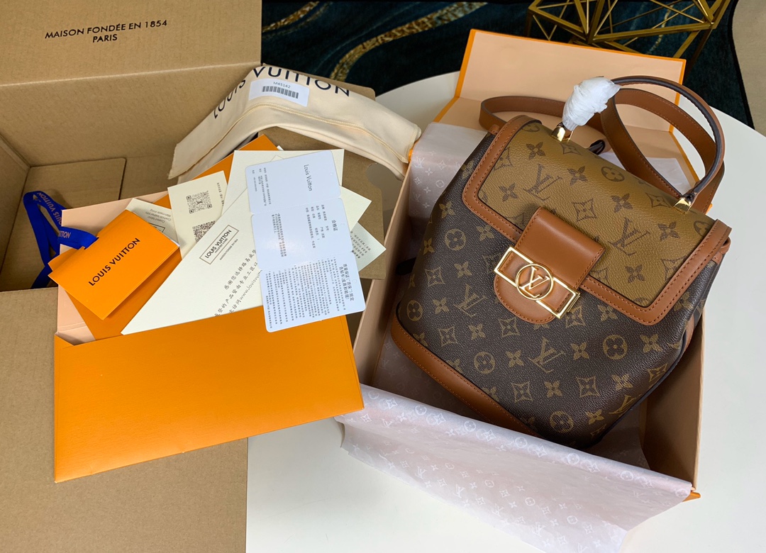 NO:395564,[Exclusive real photo M45142 picture-accessed high-quality packaging] Spring and summer, the classic Dauphin handbag is rewritten as a portable backpack. The modern fusion of Monogram and Monogram Reverse canvas interprets the brand's iconic design, adjustable shoulder straps and safe magnetic buckles inject practical functions, providing a brand new choice for casual or elegant dress. Size 19*20*12cm.,LV [original leather],louis vuitton,versace19860909【独家实拍M45142配图精品包装】 春夏季,经典 Dauphine 手袋改写为便携双肩包.Monogram 与 Monogram Reverse 帆布的摩登融合演绎品牌标志性设计,可调节肩带与安全磁扣注入实用功能,为休闲或雅致着装提供崭新之选.尺寸19*20*12cm .,LV【原厂皮】,louis vuitton,versace,Bag