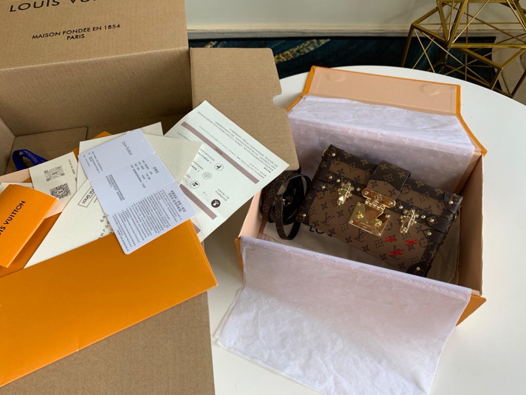 NO:395550,[Exclusive real photo M40273 yellow alloy] [Rewards from now on 499 a year, with super high-quality packaging] 51600-BOX box ETITE MALLE-fashion catwalk style, new European and American retro style, small square box design, full of metal texture, elegant and generous, modern and modern, not only can you carry small items, but also a fine decoration. Small and light figure, flexible and changeable design of hand and long shoulder straps, a must-have style when going out. size20*12.5cm., LV [original leather], louis vuitton19860909【独家实拍M40273黄花合金】【即日起回馈价一年499 配超精品包装】51600-BOX盒子 ETITE MALLE-时装走秀款 全新欧美复古风 小巧方盒设计 金属质感十足 优雅大方 摩登现代 不单可以携带随身小物品 更是装饰精品 身材小巧轻盈 手提和长肩带的设计灵活多变 出门凹造型必备款. size20*12.5cm.,LV【原厂皮】,louis vuitton,Bag