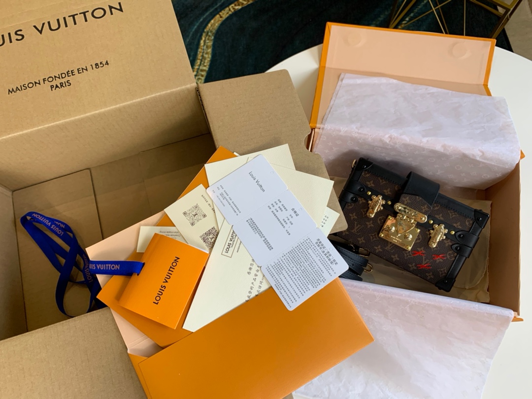 NO:395553,[Exclusive real photo M40273 presbyterian alloy] [Rewards from now on 499 a year, with super high-quality packaging] 51600-BOX box ETITE MALLE-fashion catwalk style, new European and American retro style, small square box design, full of metal texture, elegant and generous, modern and modern, not only can you carry small items, but also a fine decoration. Small and light figure, flexible and changeable design of hand and long shoulder straps, a must-have style when going out. size20*12.5cm., LV [original leather], louis vuitton19860909【独家实拍M40273老花合金】【即日起回馈价一年499 配超精品包装】51600-BOX盒子 ETITE MALLE-时装走秀款 全新欧美复古风 小巧方盒设计 金属质感十足 优雅大方 摩登现代 不单可以携带随身小物品 更是装饰精品 身材小巧轻盈 手提和长肩带的设计灵活多变 出门凹造型必备款. size20*12.5cm.,LV【原厂皮】,louis vuitton,Bag