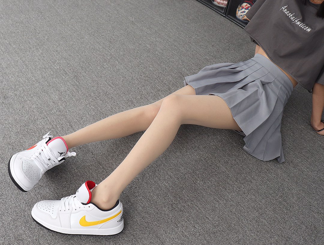 220 Nike Air Jordan 1 Low CW7009-100“White Multi”四色勾 AJ1乔丹1代低帮 模特上脚图