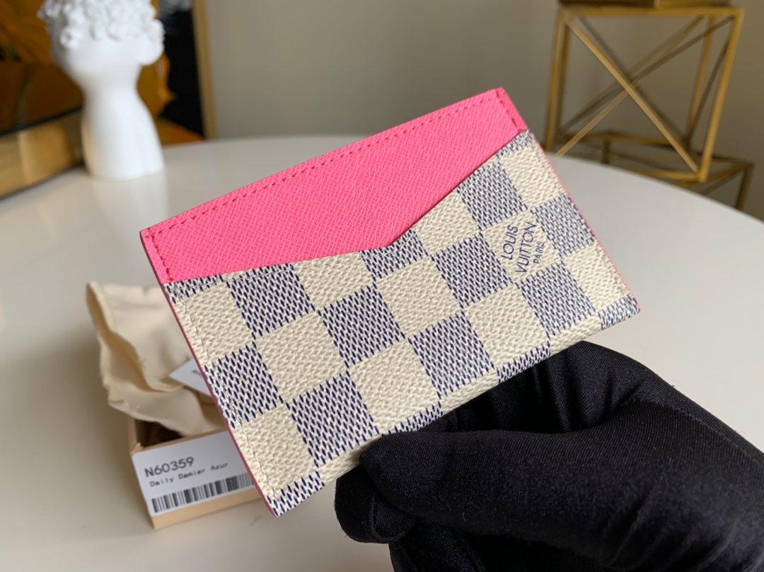 NO:395547,[Exclusive real shot N60359] Daily card clip is made of Damier Azur canvas, with double-sided V-shaped cut and exposed cowhide lining. The exquisite configuration is equipped with side mezzanine and central mezzanine, which can accommodate credit cards, transportation cards and business cards, and can also be put into pockets or handbags. 11.0 x 7.0 x 0.5 cm. 140, LV [original leather], louis vuitton, cowhide19860909【独家实拍N60359】Daily 卡夹取材 Damier Azur 帆布,其双面 V 字剪裁展露牛皮内衬.精巧构型设有侧夹层和中央夹层,可容纳信用卡、交通卡和名片,亦可收入口袋或手袋中.11.0 x 7.0 x 0.5 cm .140,LV【原厂皮】,louis vuitton,cowhide,Bag