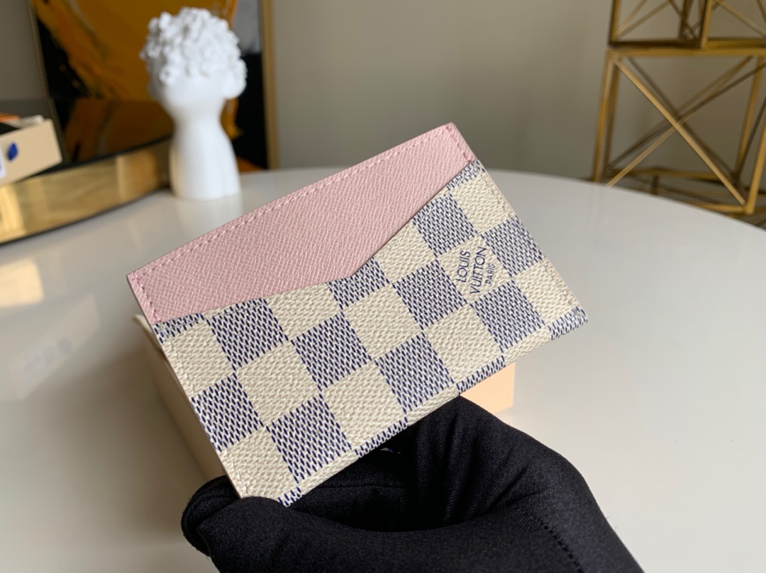 NO:395539,[Exclusive real shot N60286] Daily card clip is made of Damier Azur canvas, with double-sided V-shaped cut and exposed cowhide lining. The exquisite configuration is equipped with side mezzanine and central mezzanine, which can accommodate credit cards, transportation cards and business cards, and can also be put into pockets or handbags. 11.0 x 7.0 x 0.5 cm .140, LV [original leather], louis vuitton, cowhide19860909【独家实拍N60286】Daily 卡夹取材 Damier Azur 帆布,其双面 V 字剪裁展露牛皮内衬.精巧构型设有侧夹层和中央夹层,可容纳信用卡、交通卡和名片,亦可收入口袋或手袋中.11.0 x 7.0 x 0.5 cm .140,LV【原厂皮】,louis vuitton,cowhide,Bag