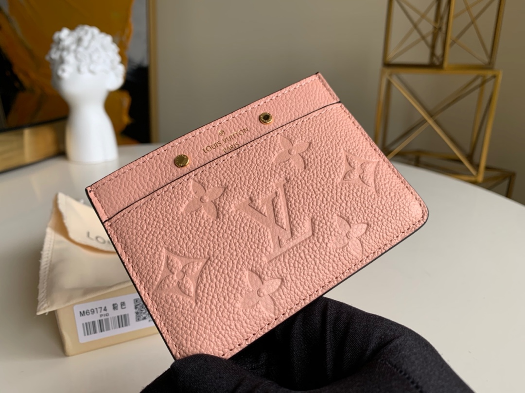 NO:395545,【Exclusive real photo M69174】Card clip Monogram Empreinte leather with gentle atmosphere, compact configuration can be included in any handbag or pocket, and can also accommodate credit card, business card or transportation card model 69174/69171 Color pink/black size 11*7.5*0.4.190, LV [original leather], louis vuitton19860909【独家实拍M69174】卡夹Monogram Empreinte 皮革的温婉气息小巧构型可收入任意手袋或口袋亦可容纳信用卡、名片或交通卡型号69174/69171 颜色粉色/黑色尺寸11*7.5*0.4 .190,LV【原厂皮】,louis vuitton,Bag