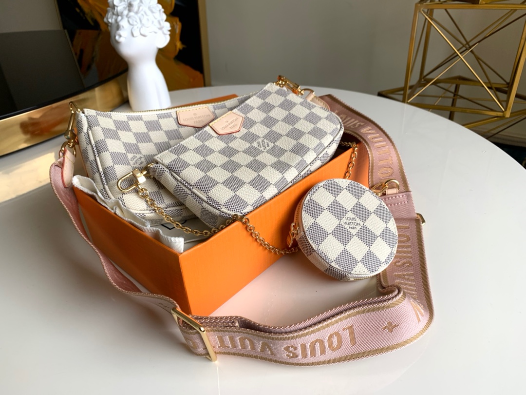 NO:395563,[Exclusive real photo M44813 white plaid pink shoulder strap] A small and lightweight three-piece handbag made of Monogram canvas, with crossbody and small coin wallet, one bag is multi-purpose, it is one you can carry when you attend any occasion, summer small bag is the way, old flower sun flower cable car silk screen printing chain cloth shoulder strap chain small round bag three-piece set five-piece set oo [handshake] [handshake] clever design style, buy one and get three [full set of gift packaging with pictures] size: 24×13×4.5cm19.5×11×4cm 9.5×2cm.,LV [original leather],louis vuitton,wallets19860909【独家实拍M44813白格粉色肩带】Monogram帆布制成的一款小巧轻便的三件套手袋,手提可斜挎搭配小零钱包,一包多用,它是你出席任何场合都可以携带的一款,夏天小包当道,老花太阳花缆车丝印链条布肩带链条小圆包三件套五件套oo[握手][握手]巧妙的设计风格,买一得三【配图全套礼品包装】size:24×13×4.5cm19.5×11×4cm 9.5×2cm .,LV【原厂皮】,louis vuitton,wallets,Bag