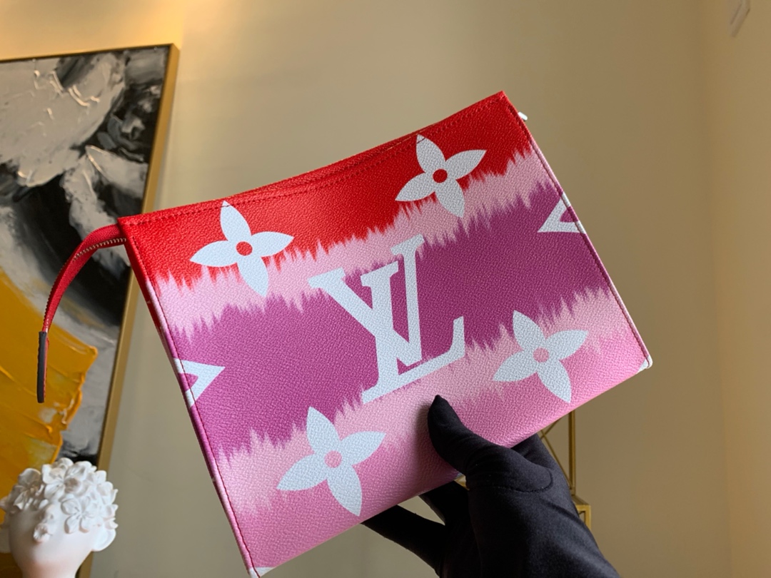 NO:395566,【Exclusive real photo M69136 red】60137 handbag TOILET POUCH XL toilet bag Extra large Monogram pattern, colorful combination, adds a new texture to this toilet bag. The design is simple and large in capacity, and can be filled in most bags. It is equipped with a washable lining, which is very practical. 25.0 x 20.0 x 5.5 cm.,LV【original leather】,louis vuitton19860909【独家实拍M69136红色】60137 手包 TOILET POUCH XL 盥洗袋 超大Monogram图案,炫彩搭配,为此款盥洗袋增添全新质感.设计简约,容量较大,可装入大多数包袋.配备可水洗内衬,十分实用.25.0 x 20.0 x 5.5 cm .,LV【原厂皮】,louis vuitton,Bag