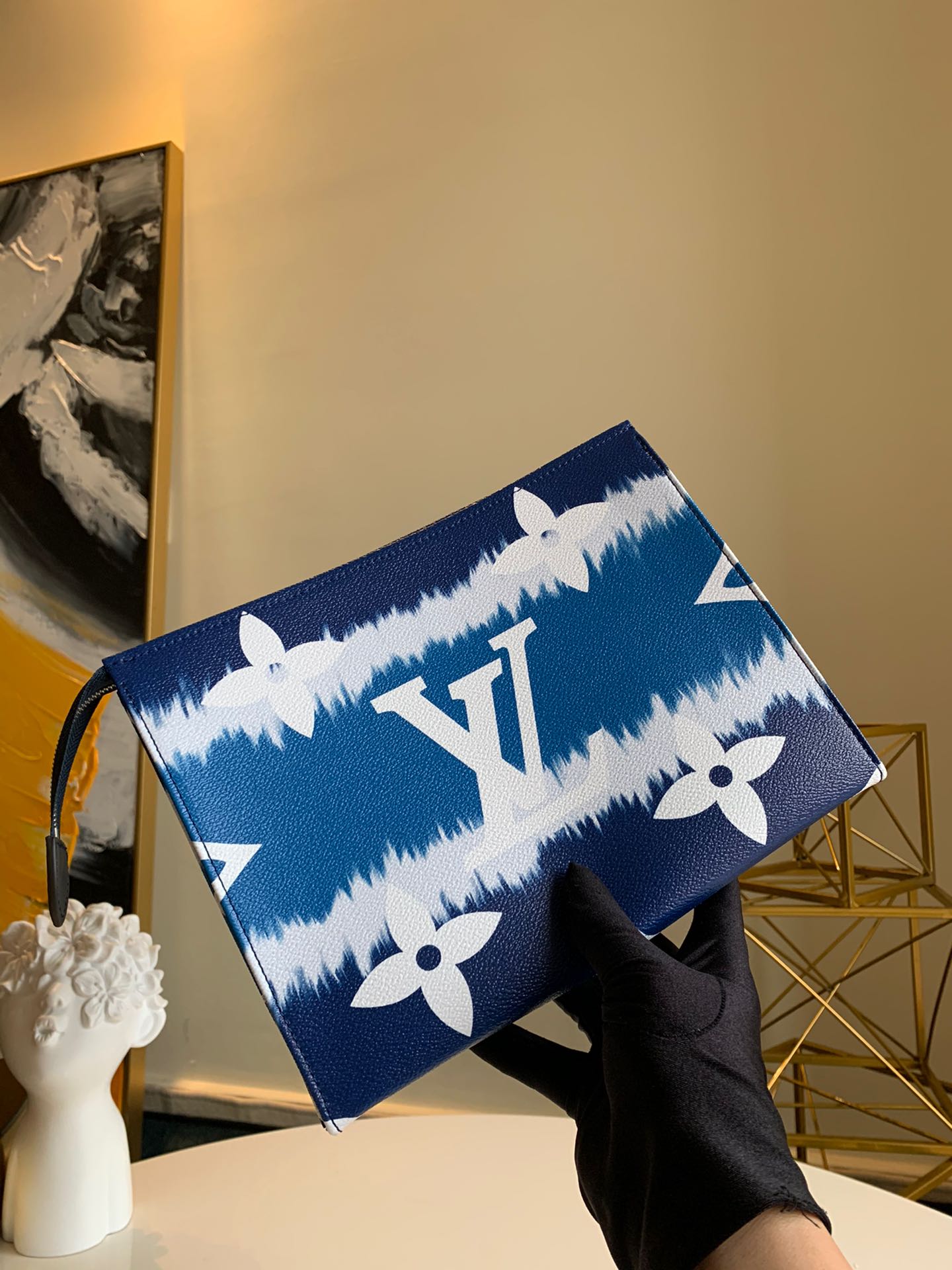 NO:395567,【Exclusive real photo M69136 blue】60137 handbag TOILET POUCH XL toilet bag Extra large Monogram pattern, colorful combination, adds a new texture to this toilet bag. The design is simple, with a large capacity, and can be filled in most bags. It is equipped with a washable lining, which is very practical. 25.0 x 20.0 x 5.5 cm.,LV【original leather】,louis vuitton19860909【独家实拍M69136蓝色】60137 手包 TOILET POUCH XL 盥洗袋 超大Monogram图案,炫彩搭配,为此款盥洗袋增添全新质感.设计简约,容量较大,可装入大多数包袋.配备可水洗内衬,十分实用.25.0 x 20.0 x 5.5 cm .,LV【原厂皮】,louis vuitton,Bag