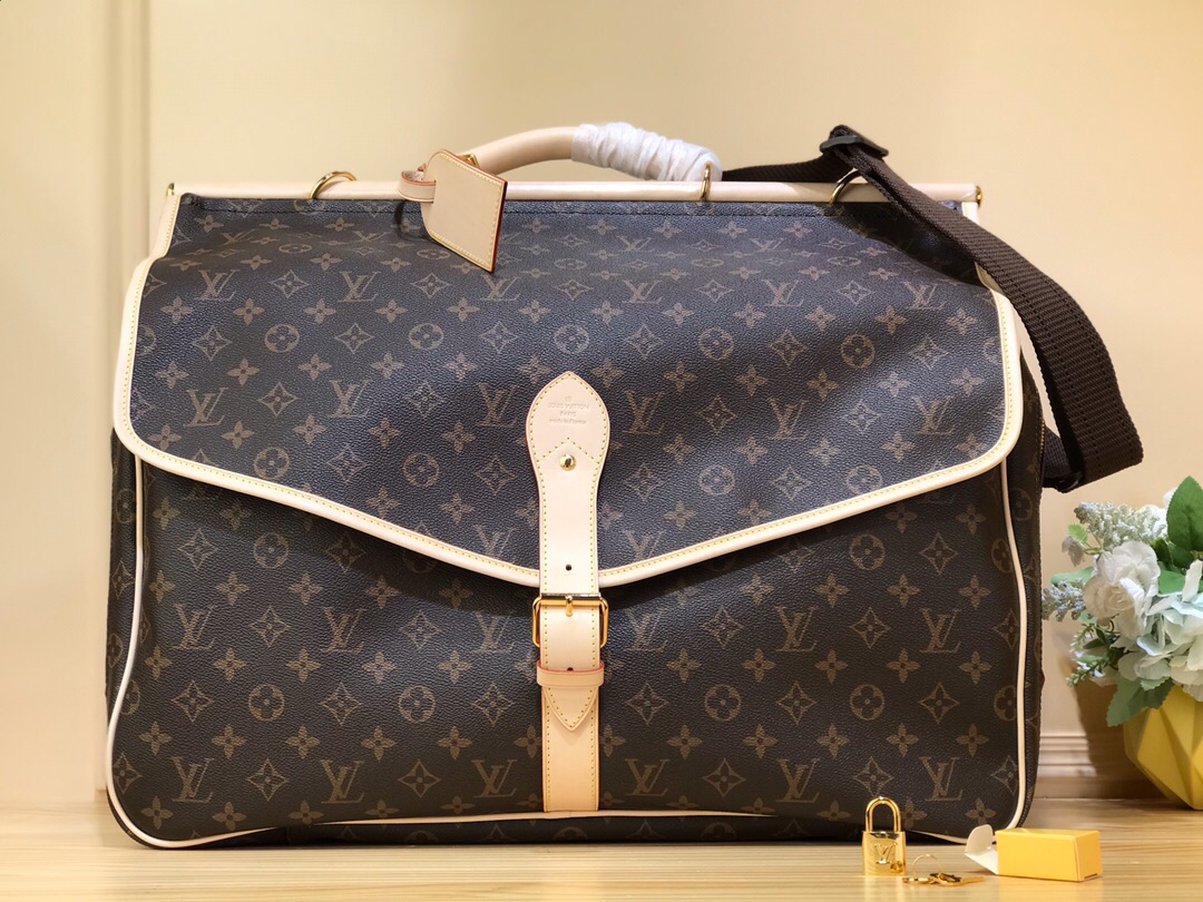 NO:551124,Top original order [Vintage Travel Bag Hunting Bag] M41140 Genuine purchased and printed, popular on Douyin. Second-hand travel bag hunting bag shipped. Tall boys like to use large bags, but they can also be used for daily use. It is invincible and eye-catching and can be carried cross-body. Size 48 X 39 X 20 (cm) 115121200,19860909顶级原单【Vintage旅行袋狩猎袋】 M41140 正品购入打版,抖音火爆中古旅行袋守猎袋出货高个子男生喜欢用大包也可以很日常,无敌吸睛可以手提斜挎 尺寸48 X 39 X 20（cm） 115121200,,Bag