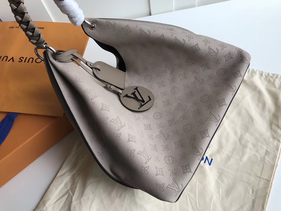 NO:403244,[Exclusive real photo M53188] This bag is made of imported pellet Taurillon calfskin!  Its fashionable outline is very youthful, full-leather punched braided wrist double hanging tag women's shoulder bag oo[handshake][handshake] is particularly beautiful on the shoulder, with a large size shiny palladium copper twist lock seal, adding avant-garde atmosphere. Size 35x40x17cm Original price 2019.1350 Price adjustment.1300, LV [original leather], louis vuitton,satchels,cowhide19860909【独家实拍M53188】这款包选用进口颗粒Taurillon小牛皮制做而成！其时尚轮廓极具青春气息,全皮冲孔编织手腕双吊牌女士挎包oo[握手][握手]随意斜背在肩上尤为美观,超大尺寸闪亮钯铜扭锁封口,增添前卫气息.尺寸35x40x17cm 原价2019.1350 调价.1300,LV【原厂皮】,louis vuitton,satchels,cowhide,Bag