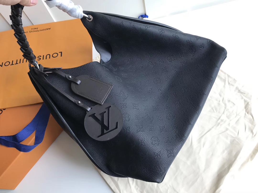 NO:403239,[Exclusive real photo M53188] This bag is made of imported pellet Taurillon calfskin!  Its fashionable outline is very youthful, with a full-leather punched braided wrist double hanging tag women's shoulder bag oo[handshake][handshake] casually cross-back on the shoulder, especially beautiful, with an extra-large size shiny palladium copper twist-lock seal, adding avant-garde atmosphere. Size 35x40x17cm Original price 2019.1350 Price adjustment. 1300 [Warm reminder This bag is too big and does not match the packaging!  】,LV【Original Skin】,louis vuitton,satchels,cowhide19860909【独家实拍M53188】这款包选用进口颗粒Taurillon小牛皮制做而成！其时尚轮廓极具青春气息,全皮冲孔编织手腕双吊牌女士挎包oo[握手][握手]随意斜背在肩上尤为美观,超大尺寸闪亮钯铜扭锁封口,增添前卫气息.尺寸35x40x17cm 原价2019.1350 调价.1300【温馨提示此款包包太大,不配包装！】,LV【原厂皮】,louis vuitton,satchels,cowhide,Bag