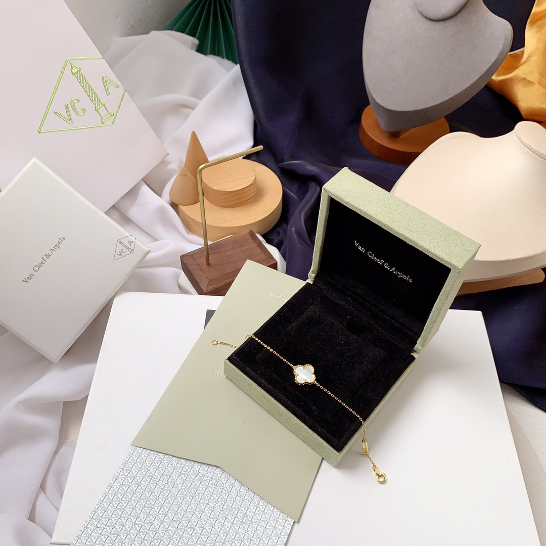 NO:360463,Original diamond buckle, the highest level vca four-leaf clover, single flower bracelet. The material is high-end customized, sterling silver thick gold plated, high-definition lettering, the latest original diamond buckle for the counter, Vca bracelet, bracelet, pure silver19860909原版菱形扣 最高级别 vca 四叶草 单花 手链.材质为高端定制 纯银镀厚金,高清刻字,专柜最新款原装菱形◇扣,Vca手链,bracelet,pure silver,Jewelry