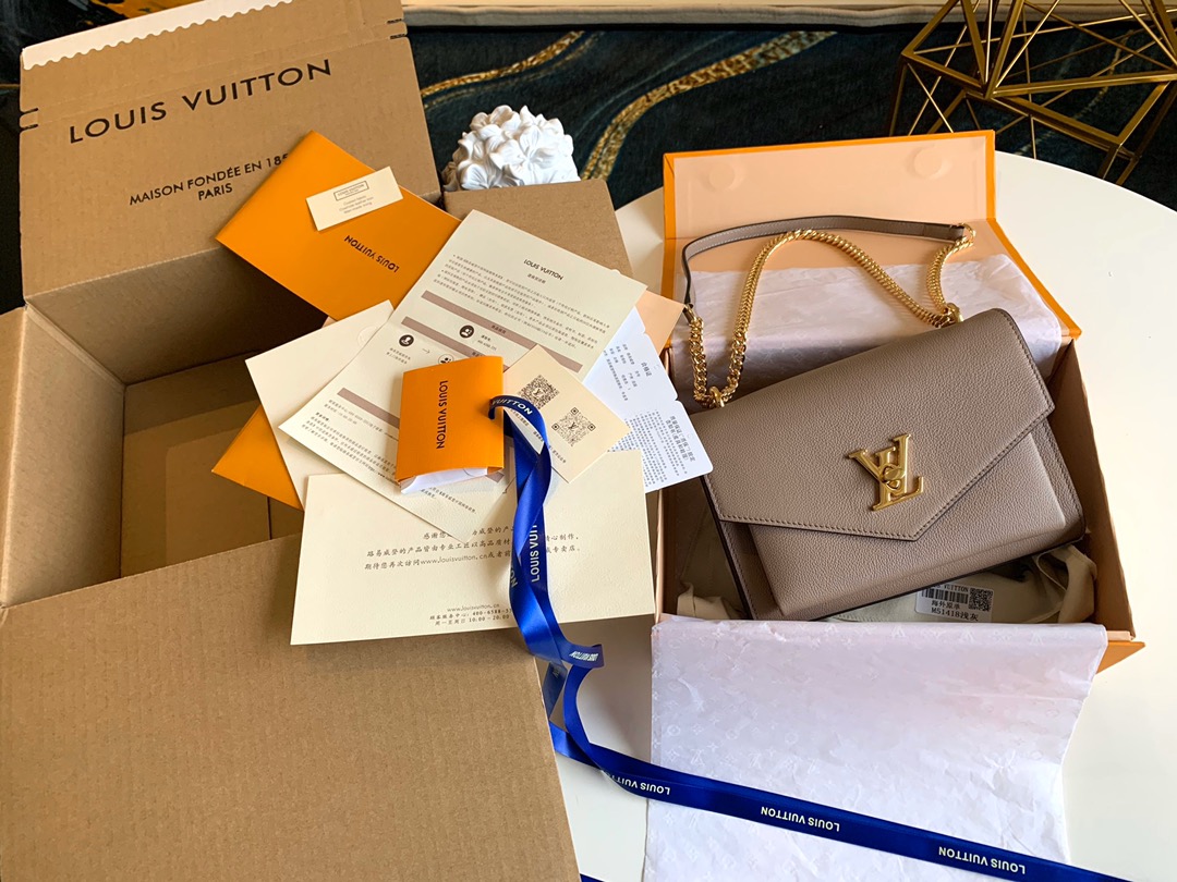 NO:395607,[Exclusive real photo M51418 with super high-quality packaging] M55848 M51424Mylockme BB handbag is made of soft calfskin, which brings the college temperament into the pocket configuration, and then builds a sufficient storage space with neat lines. Size 22.5 x 17.0 x 5.5 cm.,LV [original leather],louis vuitton,cowhide19860909【独家实拍M51418配图超精品包装】M55848 M51424Mylockme BB 手袋取材柔软小牛皮,将学院气质收入袖珍构型,再以利落线条构筑充裕收纳空间.尺寸22.5 x 17.0 x 5.5 cm .,LV【原厂皮】,louis vuitton,cowhide,Bag