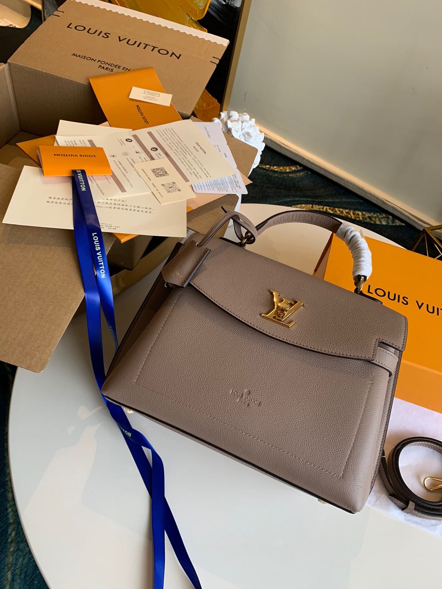 NO:395575,【Exclusive real photo M52360 with boutique packaging】M56094 This Lockme Ever handbag is made of soft calf leather material, equipped with a single handle, fashionable and distinct layers. The neat silhouette of the top flip adds a fashionable and modern feel to this handbag with soft texture and wide capacity. The eye-catching silver LV rotary lock is equipped with leather shoulder straps to free your hands, an elegant choice for daily shape. Size 31*46*17Cm.,LV【Original Leather】,louis vuitton,cowhide19860909【独家实拍M52360配精品包装】M56094 此款Lockme Ever手袋采用柔软的小牛皮材质,配有单个手柄,外形时髦,层次分明.顶部翻盖的利落廓形为这款质地柔软,容量宽大的手袋增添时尚现代感.醒目的银色LV转锁,配有皮革肩带以便解放双手,日常造型的优雅之选.尺寸31*46*17Cm .,LV【原厂皮】,louis vuitton,cowhide,Bag