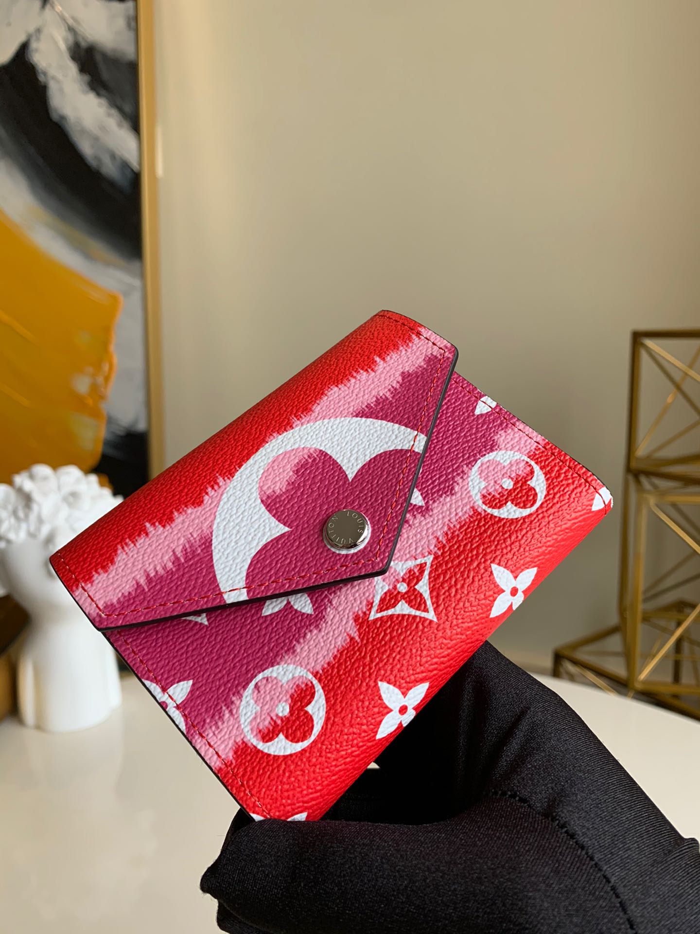 NO:395577,【Exclusive real photo M68842 red】ESCALE VICTORINE wallet Summer Escale leather goods and accessories series launches a special Victorine wallet. The tie-dye effect of Monogram canvas comes from the ancient Japanese twist dyeing process, and the exquisite envelope configuration is enough to accommodate cash and cards. Detailed features 12.0x 9.5x 1.5 cm (Length x Height x Width) Monogram coated canvas cowhide leather lining metal parts snap buckle zipper coffe bag banknote bag patch bag card mezzanine. .,LV【Original leather】,louis vuitton,cowhide19860909【独家实拍M68842红】ESCALE VICTORINE 钱夹 夏季 Escale 皮具和配饰系列推出特别款 Victorine 钱夹.Monogram 帆布的扎染效果源自日本古老绞染工艺,精巧信封式构型足以容纳现金及卡片.详细特征12.0x 9.5x 1.5 cm (长x 高x 宽) Monogram 涂层帆布牛皮内衬金属件按扣开合拉链零钱袋钞袋贴袋卡片夹层. .,LV【原厂皮】,louis vuitton,cowhide,Bag