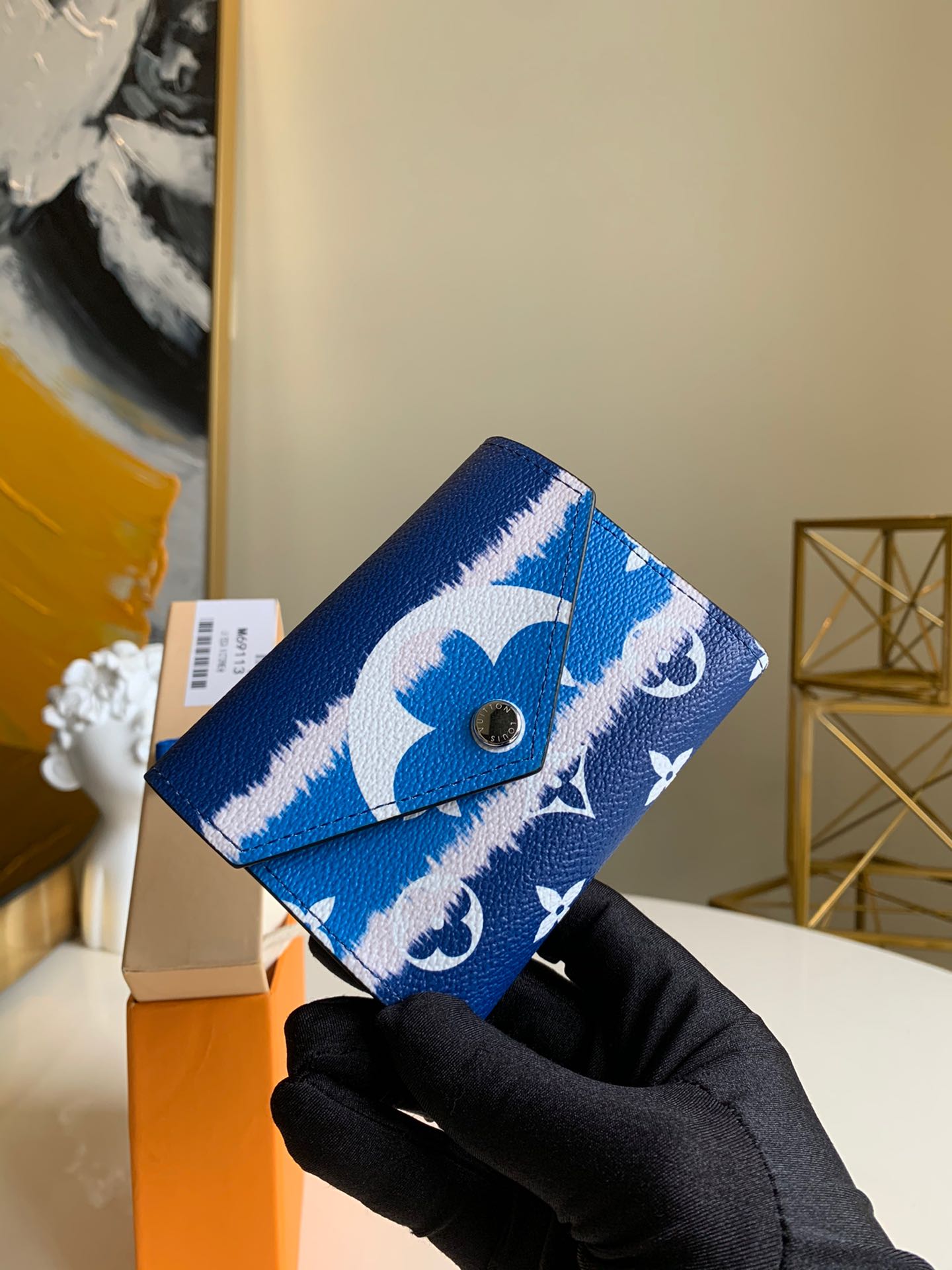 NO:395579,【Exclusive real photo M69112】ESCALE VICTORINE wallet Summer Escale leather goods and accessories series launches a special Victorine wallet. The tie-dye effect of Monogram canvas comes from the ancient Japanese twist dyeing process, and the exquisite envelope configuration is enough to accommodate cash and cards. Detailed features 12.0x 9.5x 1.5 cm (Length x Height x Width) Monogram coated canvas cowhide leather lining metal parts snap buckle zipper coffe bag banknote bag patch bag card mezzanine. .,LV【Original leather】,louis vuitton,cowhide19860909【独家实拍M69112】ESCALE VICTORINE 钱夹 夏季 Escale 皮具和配饰系列推出特别款 Victorine 钱夹.Monogram 帆布的扎染效果源自日本古老绞染工艺,精巧信封式构型足以容纳现金及卡片.详细特征12.0x 9.5x 1.5 cm (长x 高x 宽) Monogram 涂层帆布牛皮内衬金属件按扣开合拉链零钱袋钞袋贴袋卡片夹层. .,LV【原厂皮】,louis vuitton,cowhide,Bag