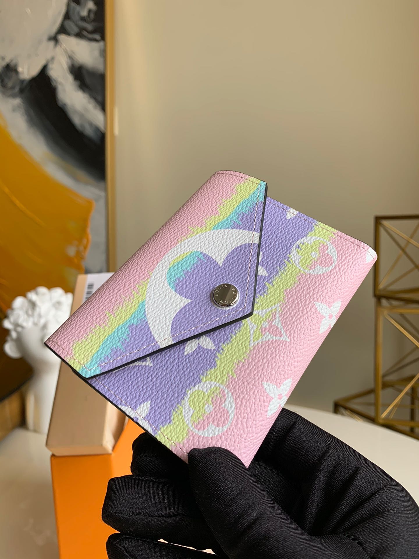 NO:395581,【Exclusive real photo M69113】ESCALE VICTORINE wallet Summer Escale leather goods and accessories series launches a special Victorine wallet. The tie-dye effect of Monogram canvas comes from the ancient Japanese twist dyeing process, and the exquisite envelope configuration is enough to accommodate cash and cards. Detailed features 12.0x 9.5x 1.5 cm (Length x Height x Width) Monogram coated canvas cowhide leather lining metal parts snap buckle zipper coffe bag banknote bag patch bag card mezzanine. .,LV【Original leather】,louis vuitton,cowhide19860909【独家实拍M69113】ESCALE VICTORINE 钱夹 夏季 Escale 皮具和配饰系列推出特别款 Victorine 钱夹.Monogram 帆布的扎染效果源自日本古老绞染工艺,精巧信封式构型足以容纳现金及卡片.详细特征12.0x 9.5x 1.5 cm (长x 高x 宽) Monogram 涂层帆布牛皮内衬金属件按扣开合拉链零钱袋钞袋贴袋卡片夹层. .,LV【原厂皮】,louis vuitton,cowhide,Bag