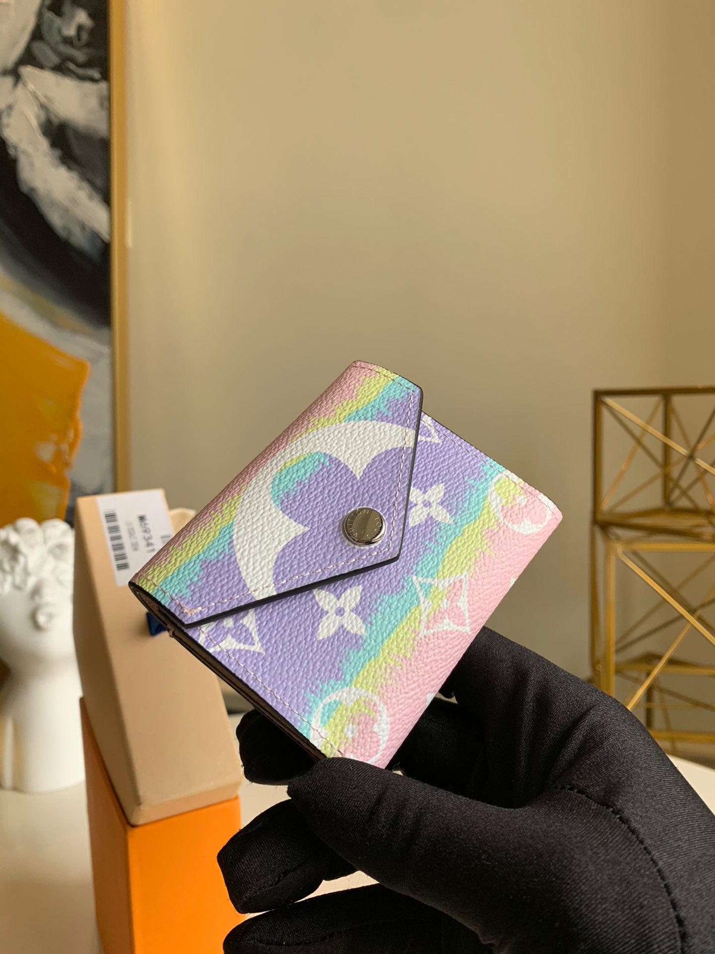 NO:395583,【Exclusive real photo M69341】ZO WALLET This special edition Zoé wallet in summer series shows a new look with Monogram canvas of different sizes and colors. The Zoé wallet is exquisite and compact, and can be stored in small handbags, clutch or pockets. The design is spacious and can hold notes, change and credit cards. 9.5 x 7.5 x 3.0 cm (length x height x width) ...,LV【original leather】,louis vuitton,handbag19860909【独家实拍M69341】ZO WALLET 這款夏季系列特別版Zoé錢包以不同大小和顏色的Monogram帆布展現嶄新風貌.Zoé錢包精緻小巧,可存放於小型手袋、手拿包或口袋內.設計容量寬敞,可放置便條、零錢及信用卡.9.5 x 7.5 x 3.0 cm (長度 x 高度 x 闊度) ..,LV【原厂皮】,louis vuitton,handbag,Bag