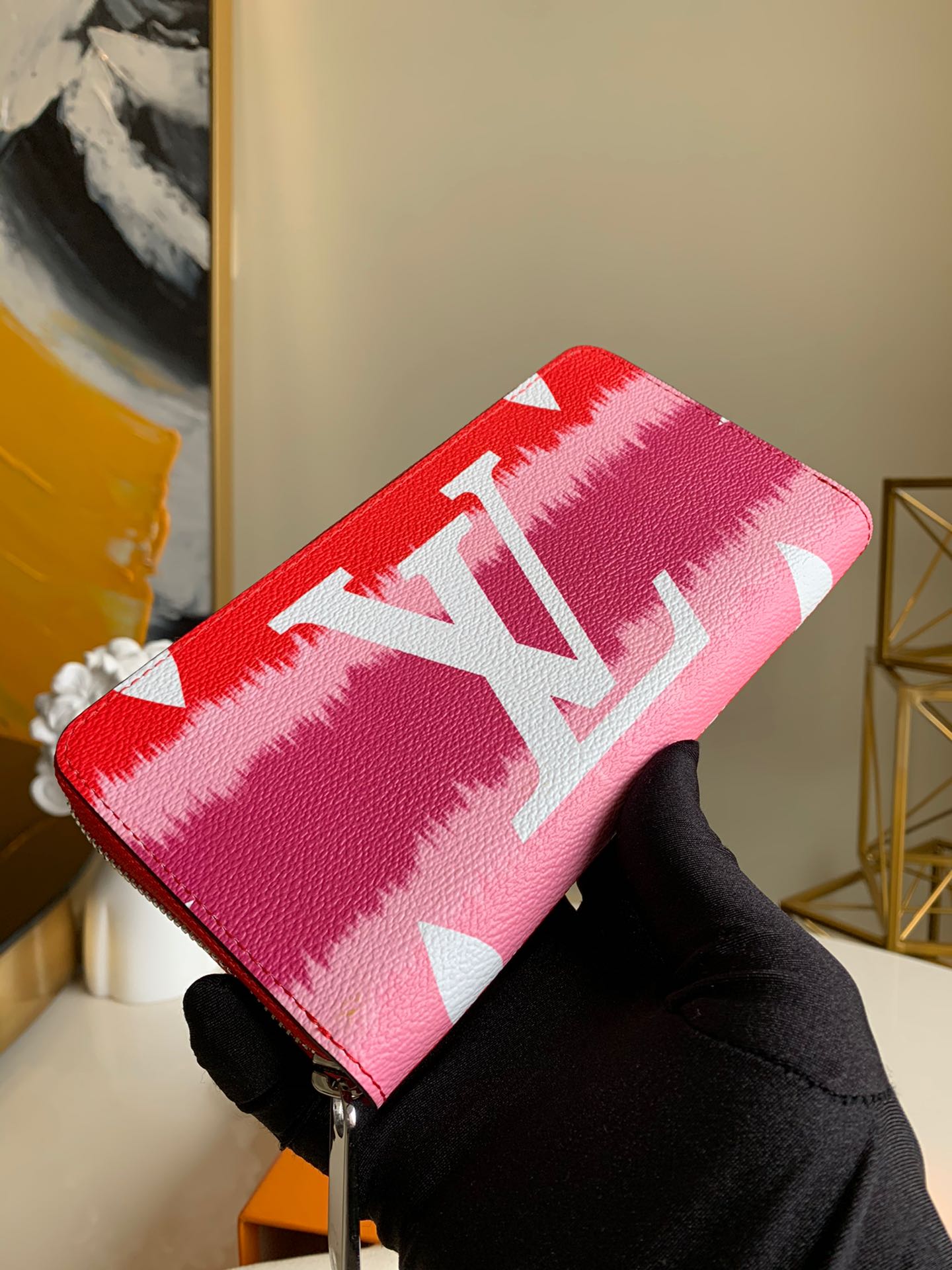 NO:395585,【Exclusive real photo M69110 red】ESCALE ZIPPY wallet Louis Vuitton classic Zippy wallet is replaced with Escale leather goods and accessories series. The tie-dye effect of Monogram Giant canvas conveys the beauty of traditional Japanese twist dyeing technology, and the zipper design safely protects the pockets, compartments and card slots. Detailed features, 19.5x 10.5x 2.5 cm (Length x height x width)) Monogram coated canvas cowhide leather lining metal parts, zipper closure, large organ compartment, open banknote compartment, zipper coin bag, inner patch pocket, card mezzanine. .,LV【Original leather】,louis vuitton,louis vuitton,cowhide19860909【独家实拍M69110红色】ESCALE ZIPPY 钱夹 路易威登经典 Zippy 钱夹于 Escale 皮具和配饰系列再换新颜.Monogram Giant 帆布的扎染效果传递日本传统绞染工艺之美,拉链设计稳妥保护口袋、隔层及卡位.详细特征,19.5x 10.5x 2.5 cm (长x 高x 宽)）Monogram 涂层帆布牛皮内衬金属件、拉链封口、大号风琴隔层、开口式钞票隔层、拉链零钱袋、内贴袋、卡片夹层. .,LV【原厂皮】,louis vuitton,louis vuitton,cowhide,Bag