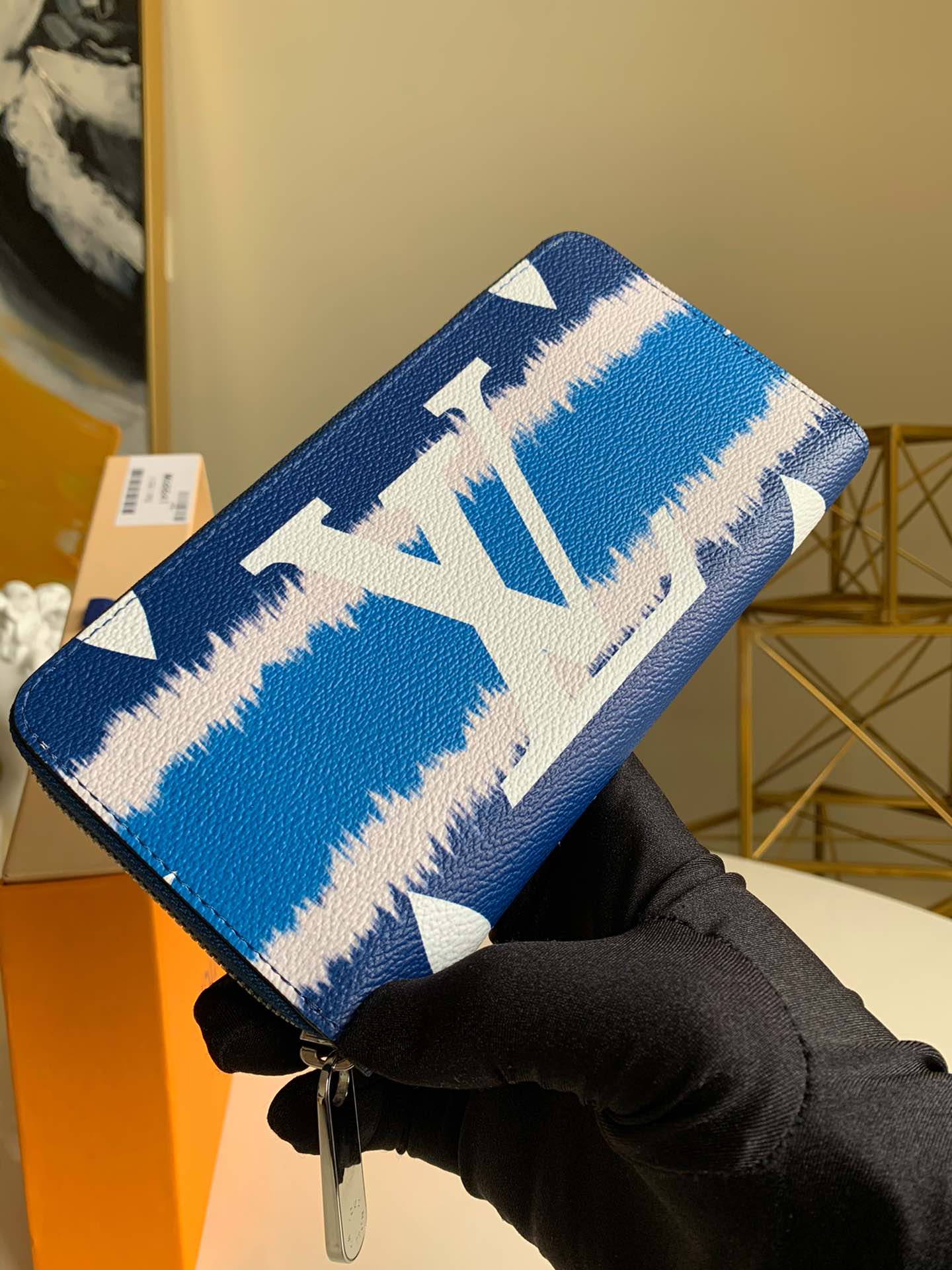 NO:395568,【Exclusive real photo M68841】ESCALE ZIPPY wallet Louis Vuitton classic Zippy wallet is replaced with Escale leather goods and accessories series. The tie-dye effect of Monogram Giant canvas conveys the beauty of traditional Japanese twist dyeing technology, and the zipper design safely protects the pockets, compartments and card slots. Detailed features, 19.5x 10.5x 2.5 cm (Length x height x width)) Monogram coated canvas cowhide leather lining metal parts, zipper closure, large organ compartment, open banknote compartment, zipper coupon bag, inner patch pocket, card mezzanine. .,LV【Original leather】,louis vuitton,louis vuitton,cowhide19860909【独家实拍M68841】ESCALE ZIPPY 钱夹 路易威登经典 Zippy 钱夹于 Escale 皮具和配饰系列再换新颜.Monogram Giant 帆布的扎染效果传递日本传统绞染工艺之美,拉链设计稳妥保护口袋、隔层及卡位.详细特征,19.5x 10.5x 2.5 cm (长x 高x 宽)）Monogram 涂层帆布牛皮内衬金属件、拉链封口、大号风琴隔层、开口式钞票隔层、拉链零钱袋、内贴袋、卡片夹层. .,LV【原厂皮】,louis vuitton,louis vuitton,cowhide,Bag