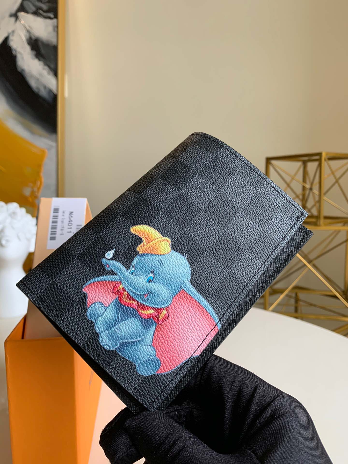 NO:395574,[Exclusive real photo of N64011 Happy Family] Passport clip is an excellent companion for fashionable travel. Luxurious grained calf leather lining, multi-component structure inside, classic travel accessories. Carrying the elephant image of a gorgeous Louis Vuitton handbag, it turns this elegant passport cover into a cute avatar. 10.0 x 14.0 x 2.5 cm (Length x Height x Width).,LV【Original leather】,louis vuitton,louis vuitton,cowhide19860909【独家实拍N64011幸福一家】护照夹 时尚出行的绝佳伴侣.质感奢华的粒纹小牛皮内衬,内部多隔层构造,风格经典的旅行配饰.挎着华丽的路易威登手袋大肆采购的大象形象,将此款优雅的护照套变为可爱的化身.10.0 x 14.0 x 2.5 cm (长 x 高 x 宽) .,LV【原厂皮】,louis vuitton,louis vuitton,cowhide,Bag