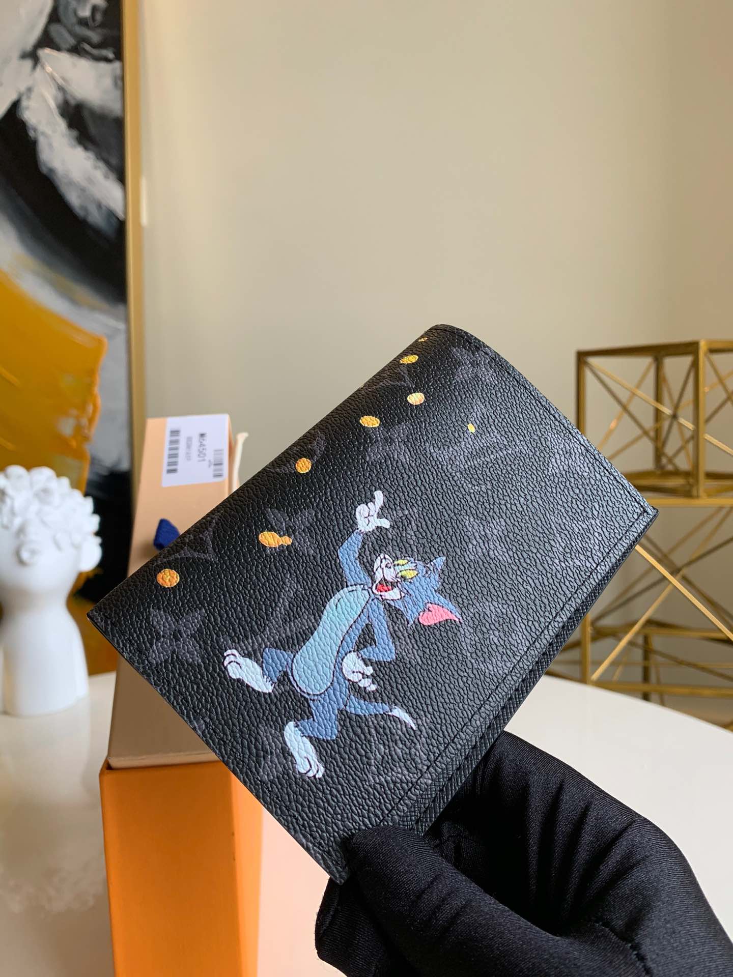 NO:395576,[Exclusive real photo M64502 Tom] Passport clip!  Excellent companion for fashionable travel. Luxurious grained calf leather lining, multi-component structure inside, classic travel accessories. Tom image, purchased with gorgeous Louis Vuitton handbags, turns this elegant passport cover into a cute avatar. 10.0 x 14.0 x 2.5 cm (Length x Height x Width).,LV【Original leather】,louis vuitton,louis vuitton,cowhide19860909【独家实拍M64502汤姆】护照夹！时尚出行的绝佳伴侣.质感奢华的粒纹小牛皮内衬,内部多隔层构造,风格经典的旅行配饰.挎着华丽的路易威登手袋大肆采购的汤姆形象,将此款优雅的护照套变为可爱的化身.10.0 x 14.0 x 2.5 cm (长 x 高 x 宽) .,LV【原厂皮】,louis vuitton,louis vuitton,cowhide,Bag