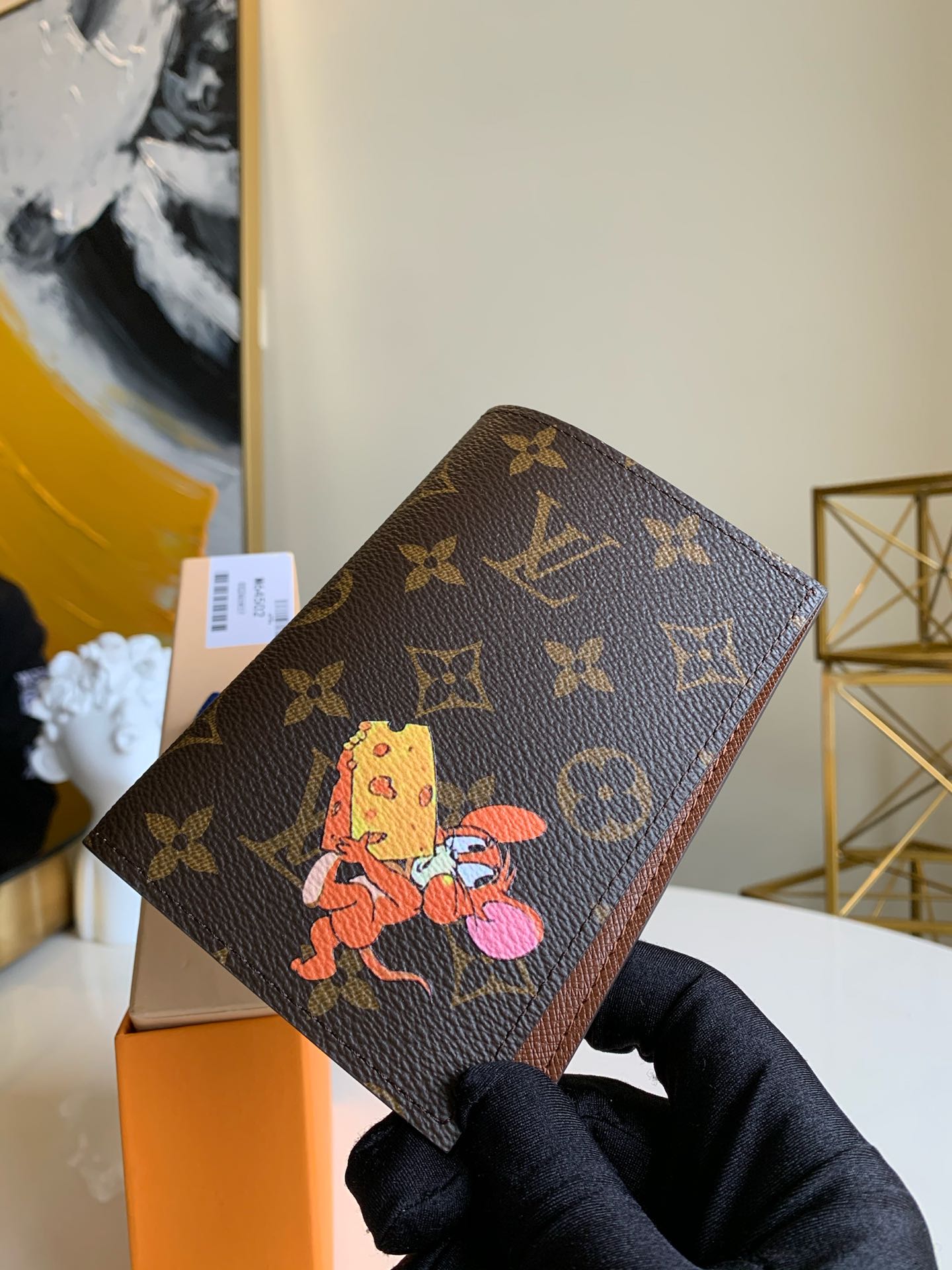 NO:395578,[Exclusive real shot of M64501 Jerry] Passport clip!  Excellent companion for fashionable travel. Luxurious grained calf leather lining, multi-component structure inside, classic travel accessories. Tom image, purchased with gorgeous Louis Vuitton handbags, turns this elegant passport cover into a cute avatar. 10.0 x 14.0 x 2.5 cm (Length x Height x Width).,LV【Original leather】,louis vuitton,louis vuitton,cowhide19860909【独家实拍M64501杰瑞】护照夹！时尚出行的绝佳伴侣.质感奢华的粒纹小牛皮内衬,内部多隔层构造,风格经典的旅行配饰.挎着华丽的路易威登手袋大肆采购的汤姆形象,将此款优雅的护照套变为可爱的化身.10.0 x 14.0 x 2.5 cm (长 x 高 x 宽) .,LV【原厂皮】,louis vuitton,louis vuitton,cowhide,Bag