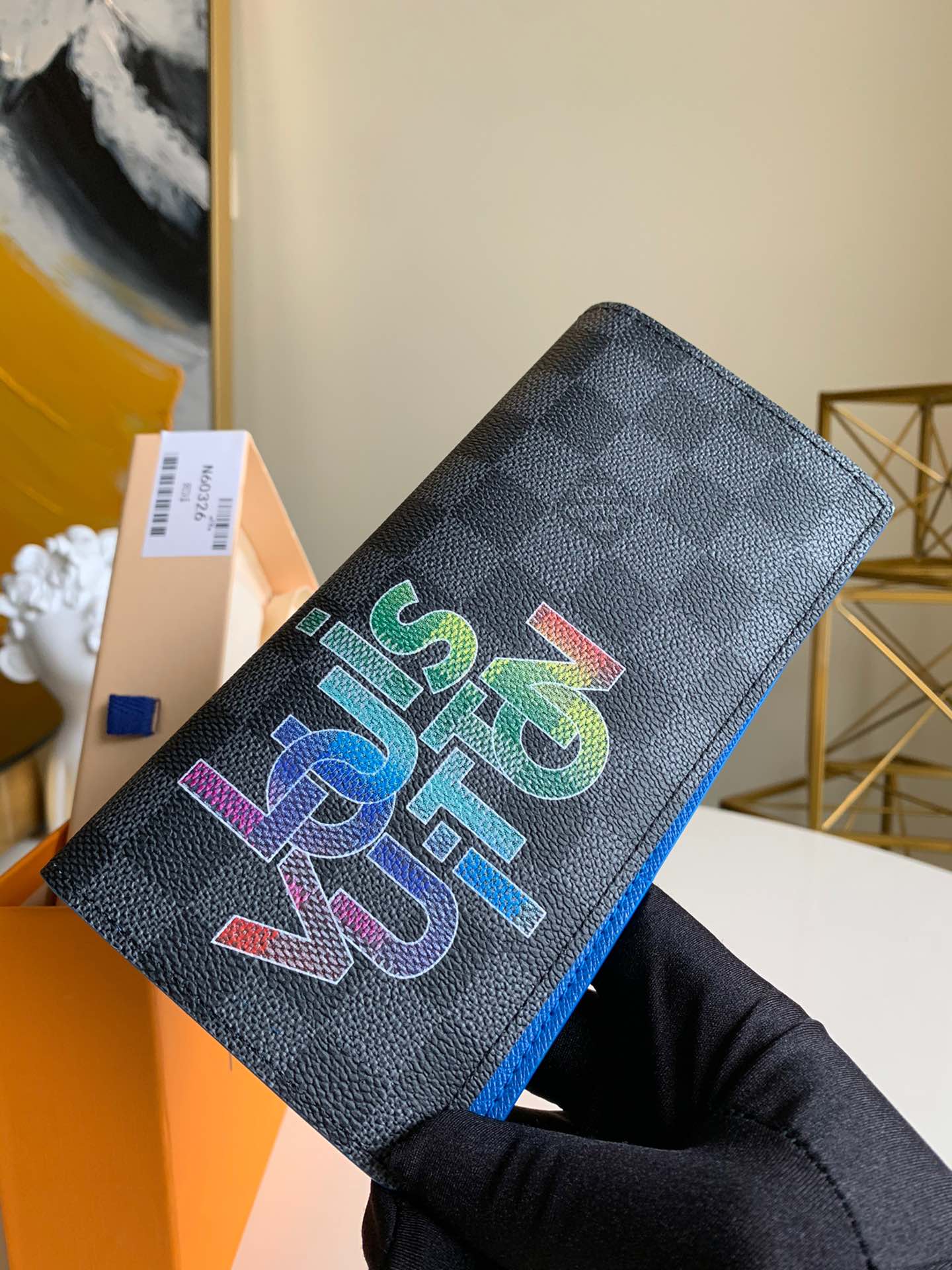 NO:395580,[Exclusive real photo of N60326 blue] Damier Graphite canvas, printed with the new interwoven letters Louis Vuitton brand logo designed by the artistic director of men's clothing. The color logo adds fun to this multi-functional wallet. 16 credit card slots, 1 zipper compartment for coins, and 2 inner patch pocket compartments, showing the multi-functional features of the Brazza series. Detailed features!  10.0x 19.0x 2.0 cm , (Length x Height x Width) .,LV【Original Leather】,louis vuitton,louis vuitton19860909【独家实拍N60326蓝色】Damier Graphite 帆布,印有男装艺术总监 Virgil Abloh 设计的新款交织字母路易威登品牌标识.彩色标识为这款多功能钱夹增添玩趣.16 个信用卡槽、1 个可存放硬币的拉链隔层、2 个内贴袋隔层,展现 Brazza 系列的多功能特色.详细特征！10.0x 19.0x 2.0 cm 、(长x 高x 宽) .,LV【原厂皮】,louis vuitton,louis vuitton,Bag