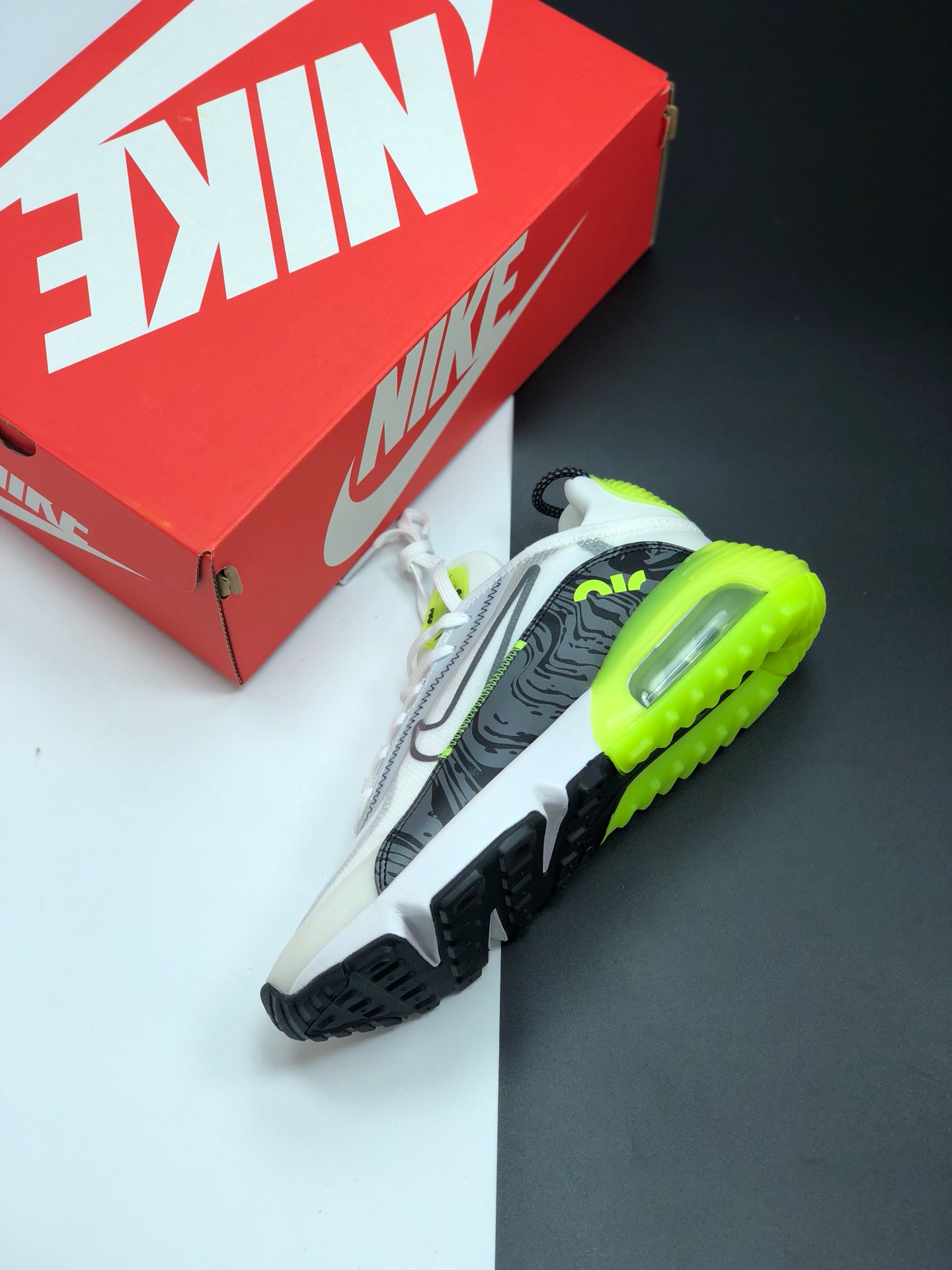 150 公司级 Nike Air Max 2090 气垫跑步鞋 CT7695 009
