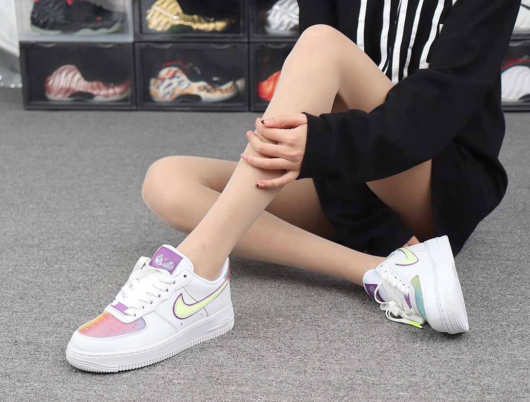 220 Nike Air Force 1 CW0367-100“Easter 2020”全息镭射复活节彩蛋 AF1 真标原盒 空军一号 模特上脚图