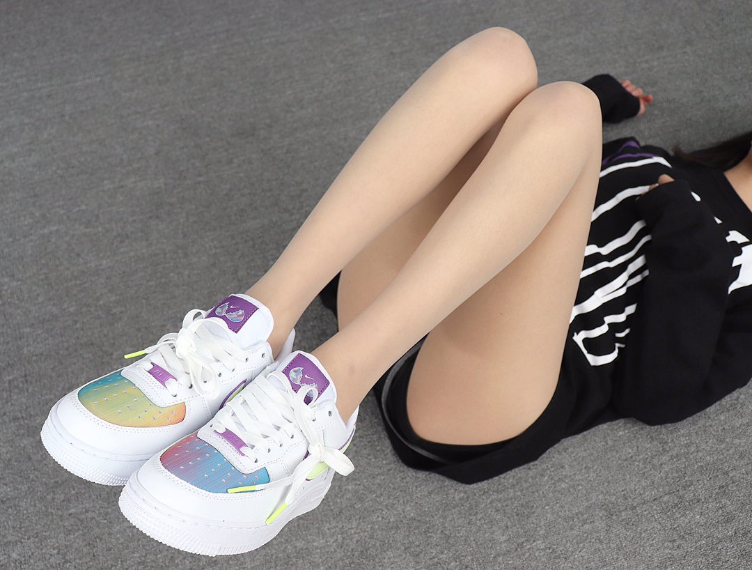 220 Nike Air Force 1 CW0367-100“Easter 2020”全息镭射复活节彩蛋 AF1 真标原盒 空军一号 模特上脚图