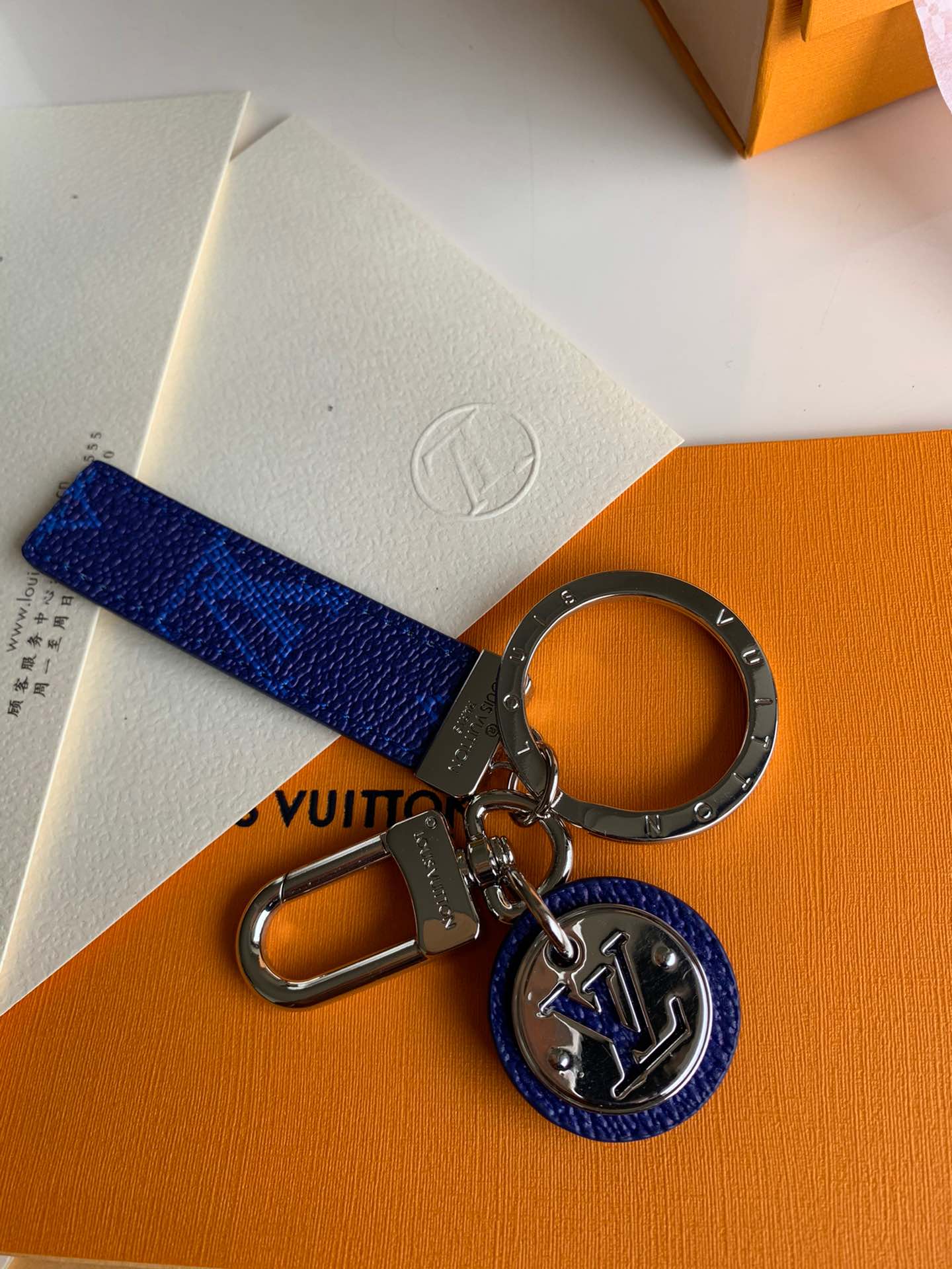 NO:395587,New keychain, same style for men and women, same counter, same material for vc, all steel hardware, LV [original leather], louis vuitton, keychain19860909新款钥匙扣 男女同款 专柜同材质vc 全钢五金,LV【原厂皮】,louis vuitton,keychain,Bag
