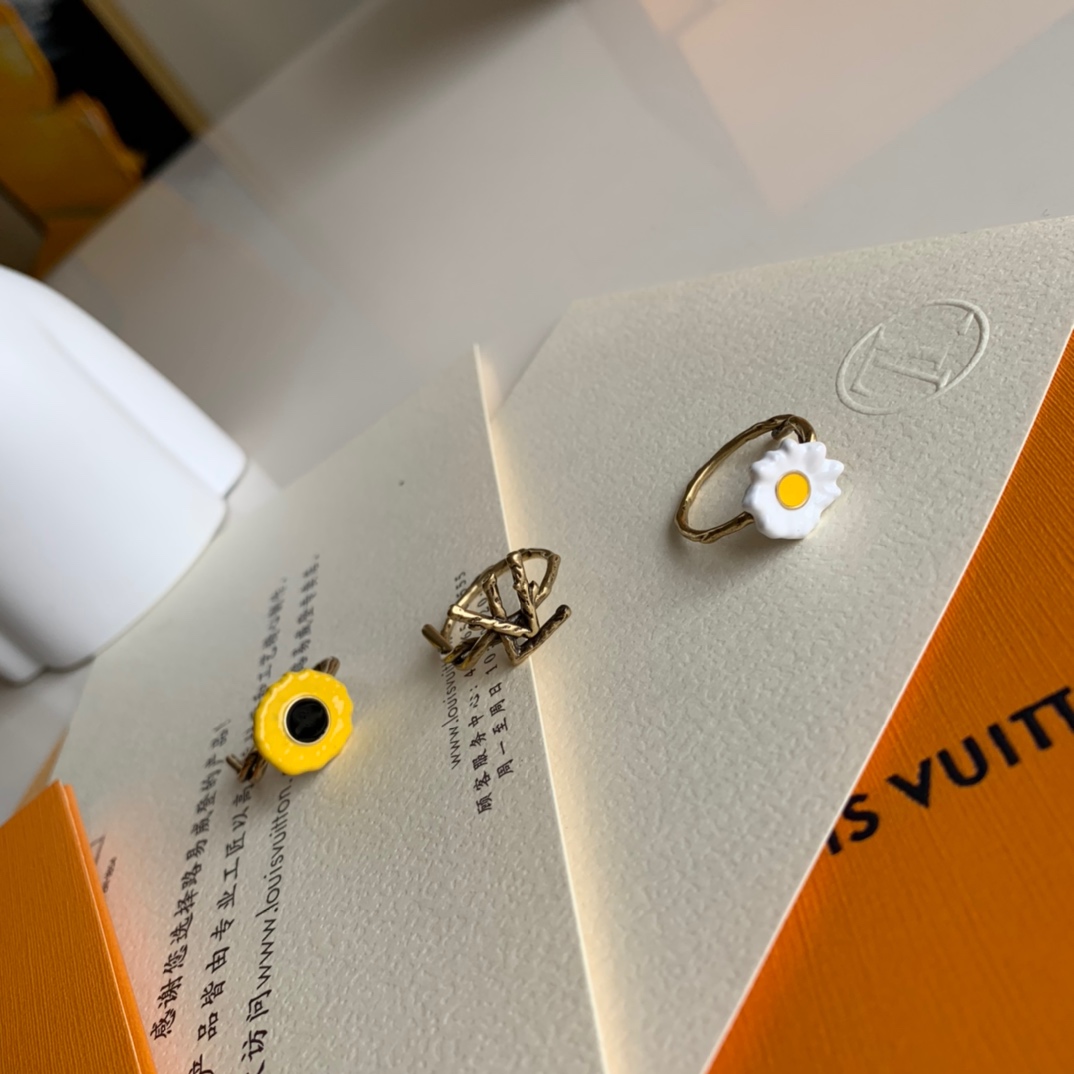 NO:395593,The same style of Kris Wu, the chrysanthemum ring is the same authentic, made of brass, the most charming thing this summer is it, the number of 7 numbers, one number, LV [original leather], louis vuitton,ring19860909吴亦凡同款,菊花戒指 正品一致,黄铜材质,这个夏天最迷人的就是它啦,盘他 码数7 一个号,LV【原厂皮】,louis vuitton,ring,Bag