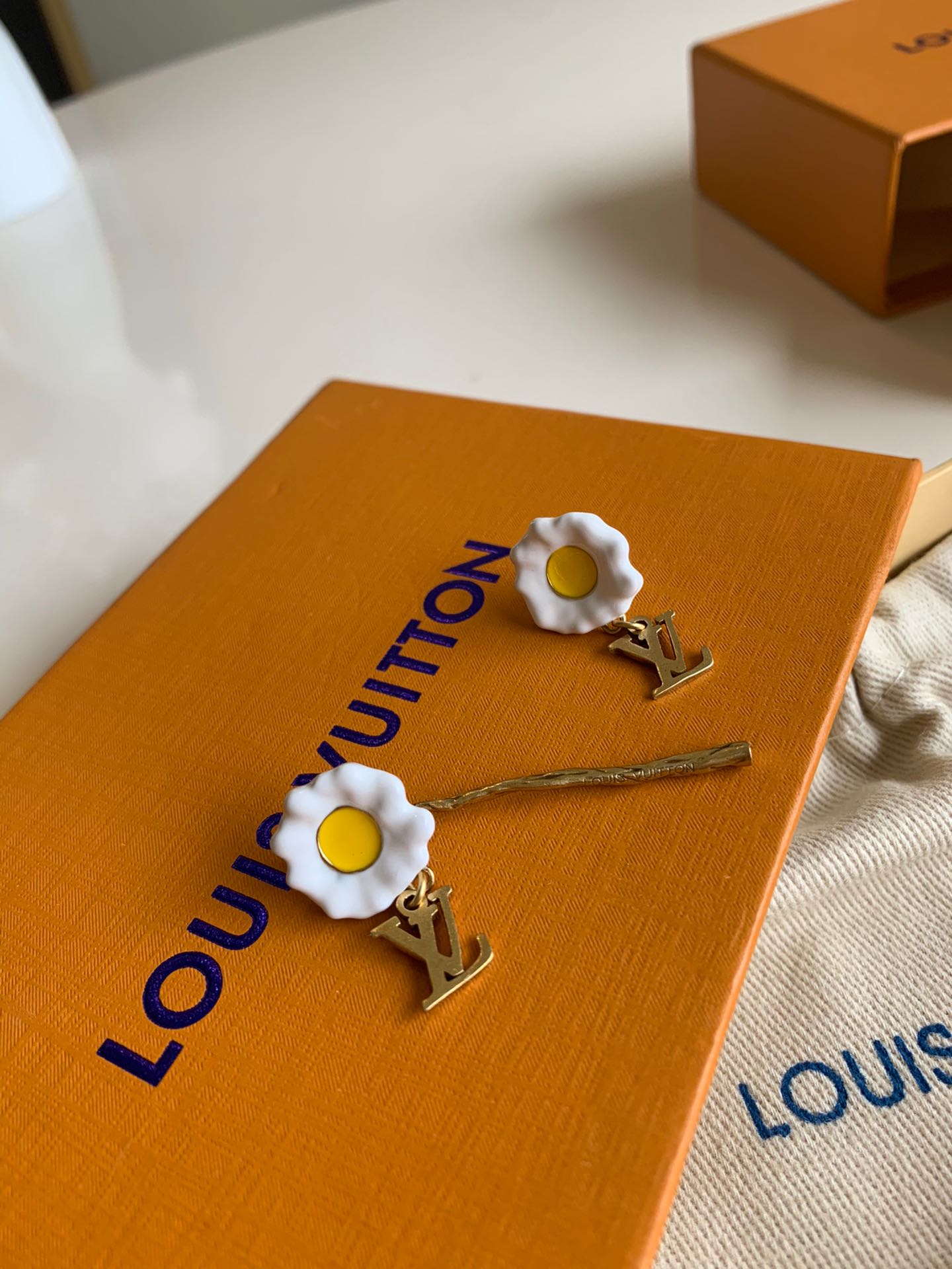 NO:395596,The same style as Kris Wu, chrysanthemum necklace, earrings. The authentic product is the same, brass material. The most charming thing this summer is it, Panhe, LV [original leather], louis vuitton, earrings, necklace19860909吴亦凡同款,菊花项链,耳环.正品一致,黄铜材质,这个夏天最迷人的就是它啦,盘他,LV【原厂皮】,louis vuitton,earrings,necklace,Bag