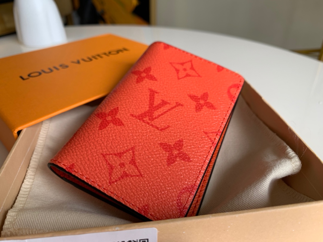 NO:395602,【Exclusive real photo M30437】Bagged universal wallet Louis Vuitton's small bagged universal wallet is an ideal all-in-one wallet that can accommodate credit cards, banknotes and documents. Against the backdrop of classic Taiga leather, it is full of modern and elegant atmosphere, and is decorated with bold contrasting leather edges. 7.5 x 11.0 cm (length x height)., LV [original leather], louis vuitton, louis vuitton, wallets19860909【独家实拍M30437】袋装万用钱包 Louis Vuitton的小巧袋装万用钱包是理想的多合一钱包,可容纳信用卡、纸币和证件.在经典Taiga皮革的衬托下,富有现代与优雅气息,并缀以大胆的对比色革边.7.5 x 11.0 cm (长度 x 高度).,LV【原厂皮】,louis vuitton,louis vuitton,wallets,Bag