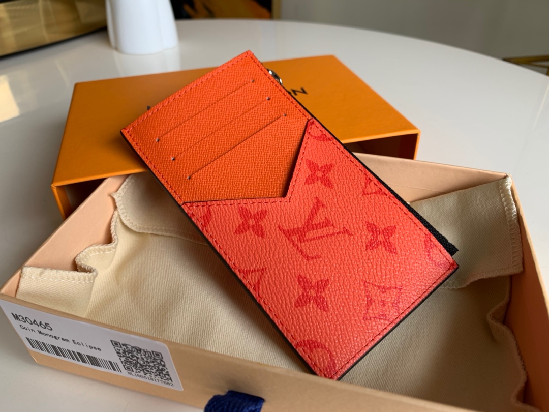 NO:395605,【Exclusive real-life M30465】Coin card clips are included in the Tagarama series with a combination of Taga leather and Monogram Eclipse canvas. The exquisite configuration can be included in most pockets, with card slots, banknotes and bill compartments and zipper change compartments, providing multi-functional solutions for contemporary life...,LV [original leather],louis vuitton19860909【独家实拍M30465】Coin 卡夹以 Taga 皮革与 Monogram Eclipse 帆布的结合跻身 Tagarama 系列.精巧构型可收入多数口袋,内设卡位、纸钞及票据隔层和拉链零钱隔层,为当代生活提供多功能解决方案..,LV【原厂皮】,louis vuitton,Bag