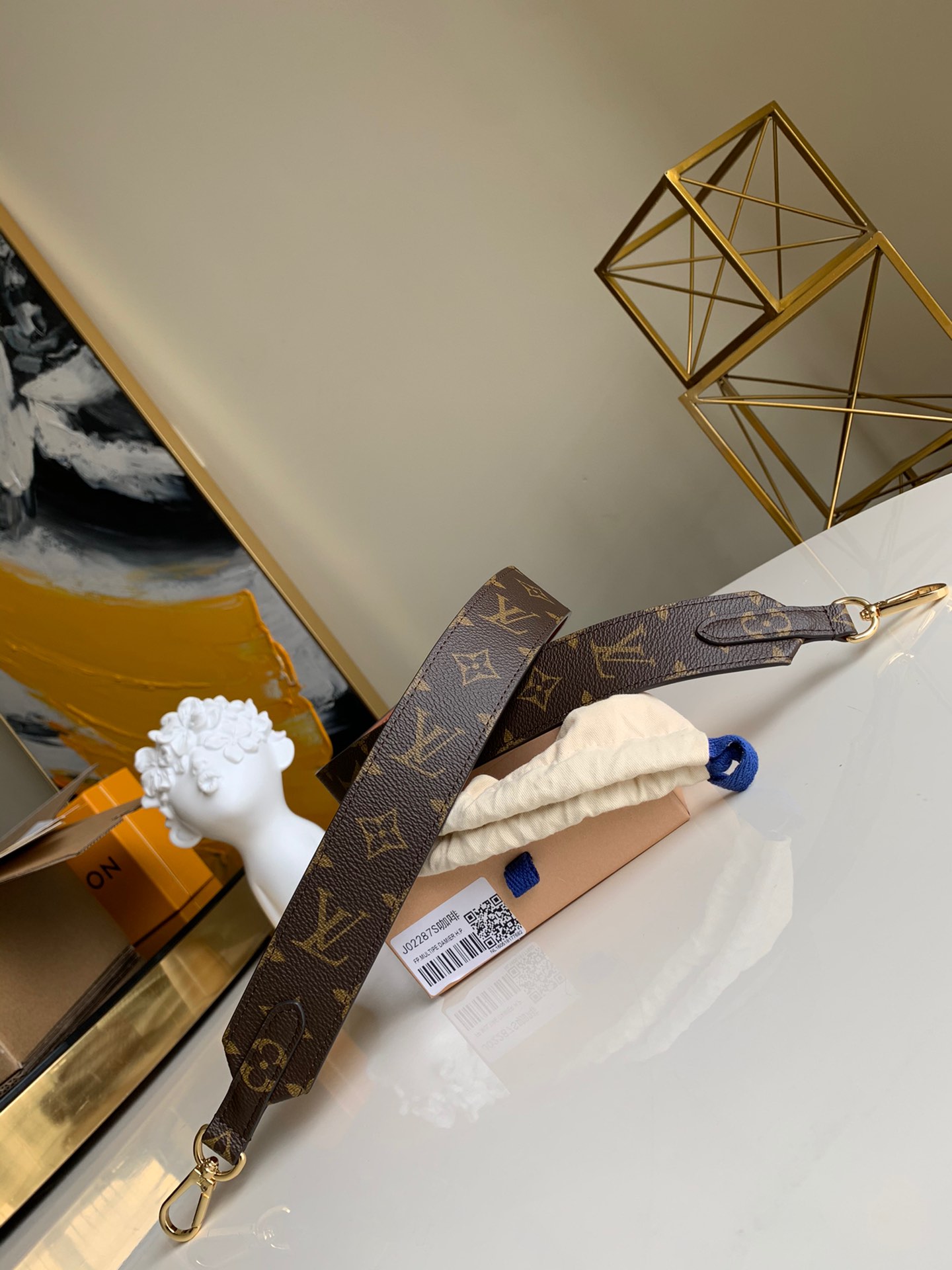 NO:395608,[Exclusive real photo J02287] This wide shoulder strap is pretty, versatile and does not tiring your shoulders. The two sides are made of classic presbyopia and gorgeous brown napa leather. It has classic and practical bright hardware hooks, which are easy to tie or remove. Change it to add a personal style to your bag, and any combination will be very tall immediately. Size 100x 4 x 0.2 cm (length x height x width).,LV [original leather],louis vuitton19860909【独家实拍J02287】这款宽肩带设计俏丽、百搭还不累肩膀.双面分别以经典老花配以绚丽棕色纳帕皮革 设有经典实用的亮丽五金钩扣,系上或移除皆轻松方便.换上它为你的包包增添个人风格,任意搭配都立马高大上了不少哦尺寸100x 4 x 0.2 cm (长度 x 高度 x 阔度) .,LV【原厂皮】,louis vuitton,Bag