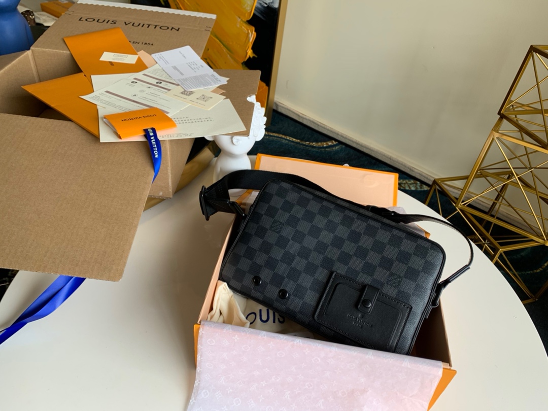 NO:395611,[Exclusive real photo N40188 with boutique packaging] The latest development of Alpha postman bags release modern atmosphere in the construction of Louis Classic Damier Graphite canvas and ferrous metal parts. The unique outer bag and two inner bags make the items convenient and orderly, and the wide shoulder straps make a comfortable crossbody experience. Damier Graphite coated canvas, fabric lining, cowhide, cowhide, cowhide, zipper closure, back patch pocket and 2 inner patch pockets. Size: 26x17x5CM.570, LV [original leather], louis vuitton, louis vuitton, loro piana, cowhide19860909【独家实拍N40188配精品包装】最新开发 Alpha 邮差包在路易经典 Damier Graphite 帆布与黑色金属件的构造中释放摩登气息,别致外袋与两只内袋令物品取放便捷有序,宽肩带成就舒适的斜挎体验.Damier Graphite 涂层帆布一织物内衬一牛皮饰边一拉链封口一后贴袋一2个内贴袋 尺寸:26x17x5CM .570,LV【原厂皮】,louis vuitton,louis vuitton,loro piana,cowhide,Bag