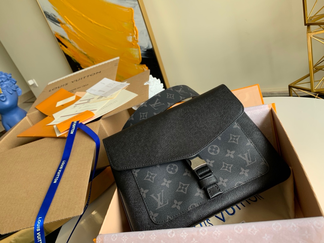 NO:395633,【Exclusive real photo M30413 black】Picture-friendly packaging OUTDOOR FLAP messenger bag Outdoor Flap messenger bag presents a slim design with the clever splicing of Taga leather and Monogram Eclipse canvas, announcing the unique interpretation of modern life by the Tagarama series. The envelope-style flip cover hides the front pocket and spacious main compartment, and adjustable wide shoulder straps for comfortable carrying. Size 28*22*3cm.590, LV [original leather], louis vuitton19860909【独家实拍M30413 黑色】配图精品包装OUTDOOR FLAP 信使包 Outdoor Flap 信使包以 Taga 皮革和 Monogram Eclipse 帆布的巧妙拼接呈现纤薄设计,宣告 Tagarama 系列对摩登生活的别样阐释.信封式翻盖暗藏前袋与宽敞主隔层,可调节宽肩带实现舒适背携.尺寸28*22*3cm .590,LV【原厂皮】,louis vuitton,Bag