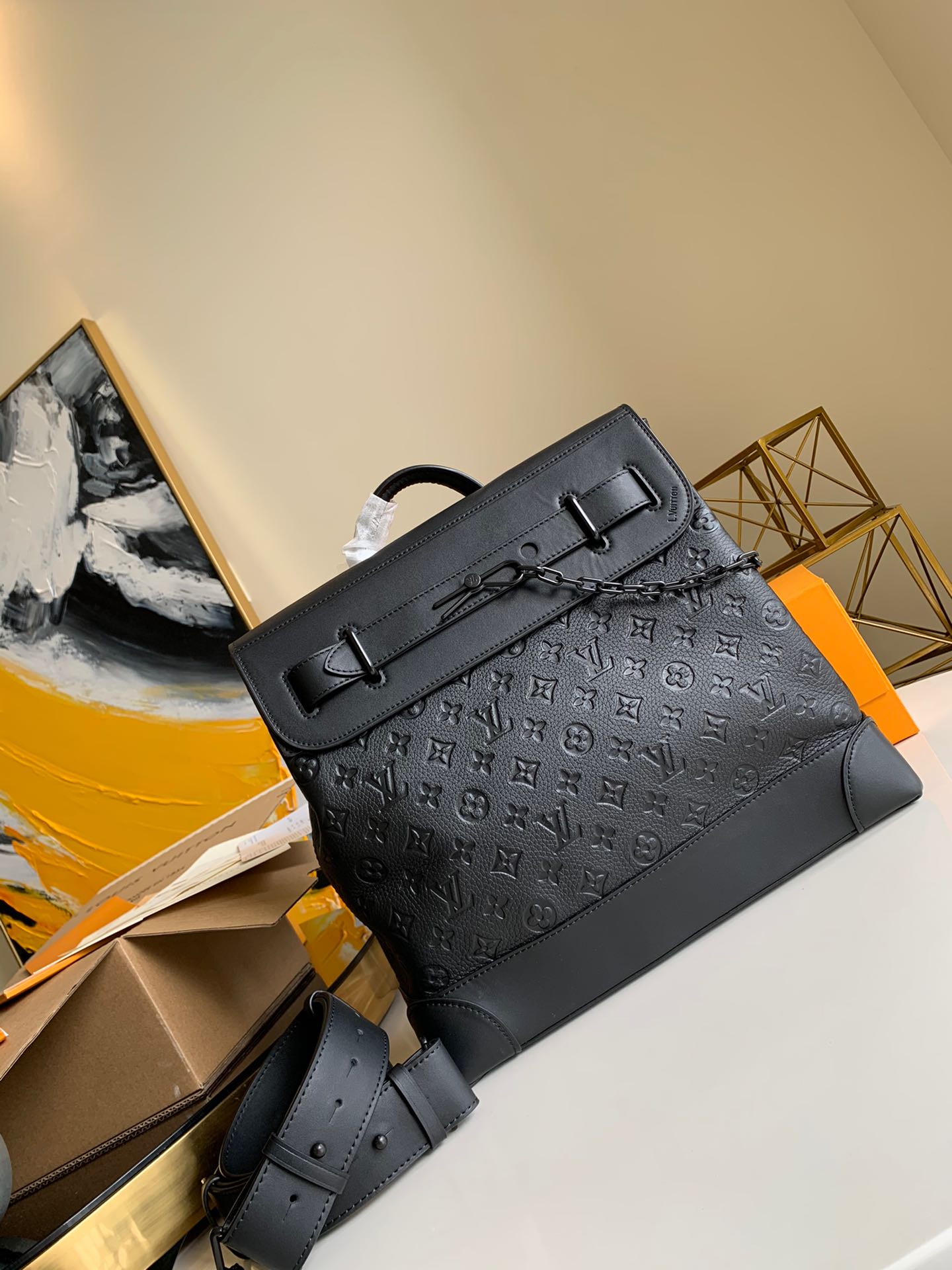 NO:395591,[Exclusive real-life M44473 with boutique packaging] This season, the Steamer small handbag, born in 1901, was reinterpreted with a fashionable postman bag shape. The fashionable metal decoration and contrasting resin chain belt complement the original elements derived from the brand's traditional trolley case. The wide design is paired with a large pocket, which can be worn by the top handle or cross-body. Size 38.0 x 39.0 x 15.0 cm.1200, LV [original leather], louis vuitton19860909【独家实拍M44473配精品包装】本季,诞生于1901年的Steamer小号手袋以时尚的邮差包造型得到重新诠释.时尚的金属装饰与对比色树脂链带与源自品牌传统拉杆箱的原创元素相得益彰.宽大设计搭配大号口袋,既可通过顶部手柄手挽,也可斜挎.尺寸38.0 x 39.0 x 15.0 cm .1200,LV【原厂皮】,louis vuitton,Bag