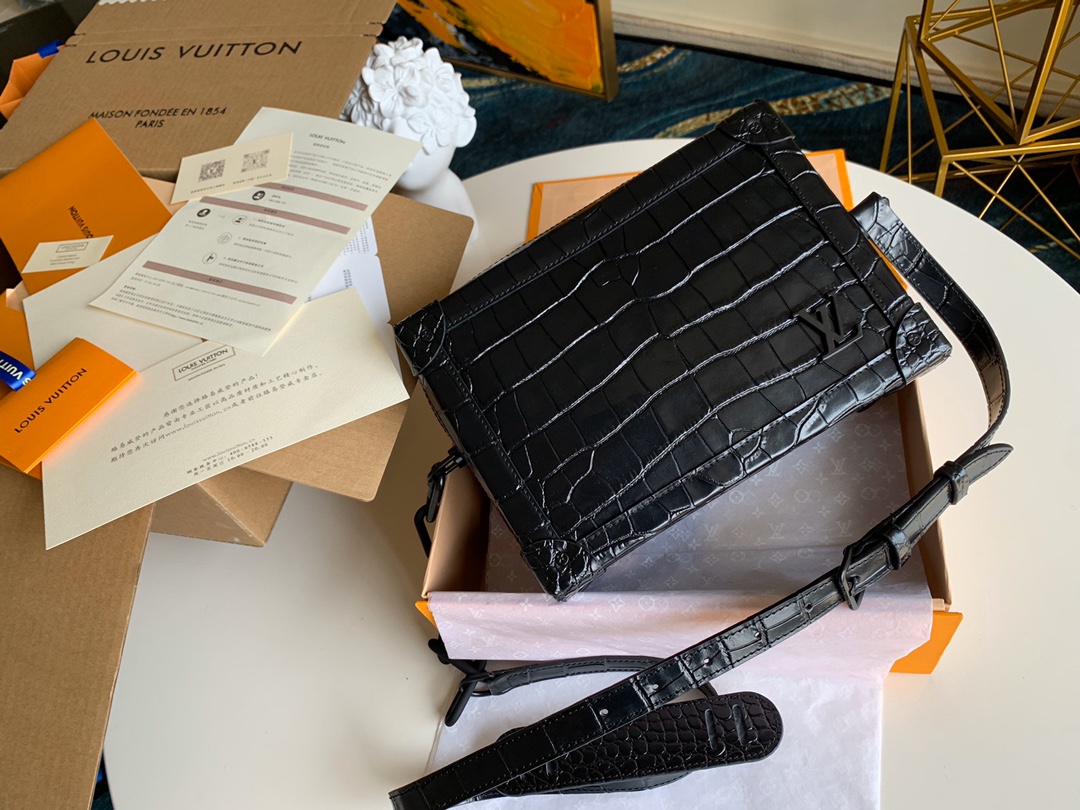 NO:395597,[Exclusive real photo of M44478 crocodile pattern] The latest limited edition model of the counter, Virgil Abhol series new contrasting color concept accessories, orange, is very eye-catching!  Soft luggage is very popular, fans are all seizing the fashion pioneers all want a VIrgil soft box. I feel all kinds of good things when I buy it. The Kagie black leather white flocking chain medium-sized box bag is also superb. Both men and women are very holding, and there is also a street style, perfect!  Perfect !  Super high-quality packaging with pictures, size 25×18×10cm.,LV【original leather】,louis vuitton19860909【独家实拍M44478鳄鱼纹】专柜最新限量款 Virgil Abhol 系列全新撞色理念配件橘色很亮眼！软箱包很抢手,迷粉们都在抢占时尚的先锋都想要一个VIrgil的软箱 入手就感觉到了各种好,咖格黑皮白色植绒链条中号盒子包 上身也是超赞的,不管是男女都是很hold住的,而且还有街头风,完美！完美 ！配图超精品包装 尺寸25×18×10cm .,LV【原厂皮】,louis vuitton,Bag