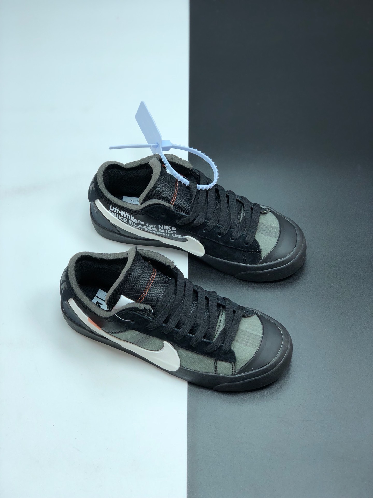 130韩国进口碳灰网纱 限定发售 Off-White x Nike Blazer Mid “All Hallows Eve”开拓者经典低帮百搭板鞋“AA3832 001