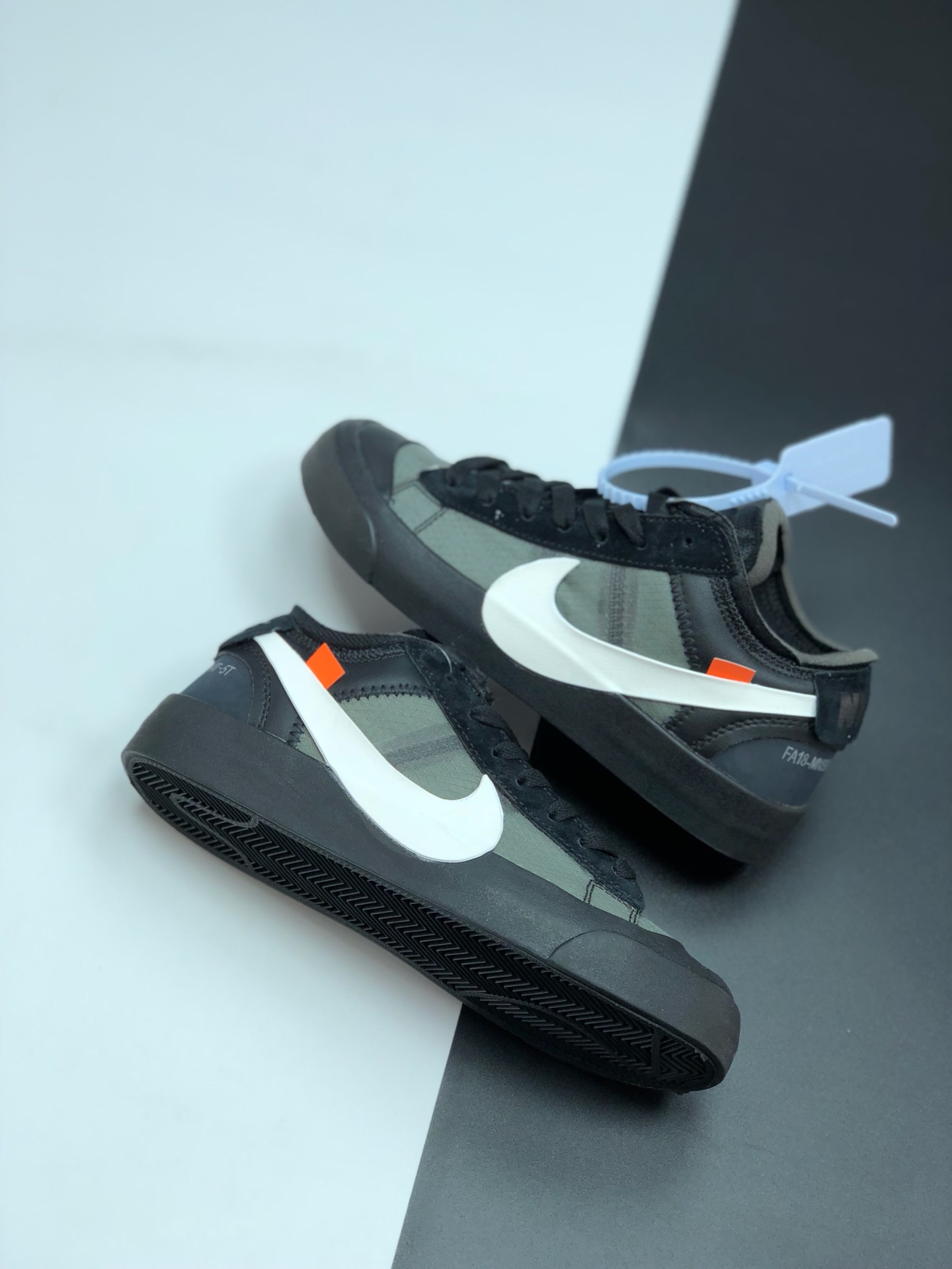 130韩国进口碳灰网纱 限定发售 Off-White x Nike Blazer Mid “All Hallows Eve”开拓者经典低帮百搭板鞋“AA3832 001